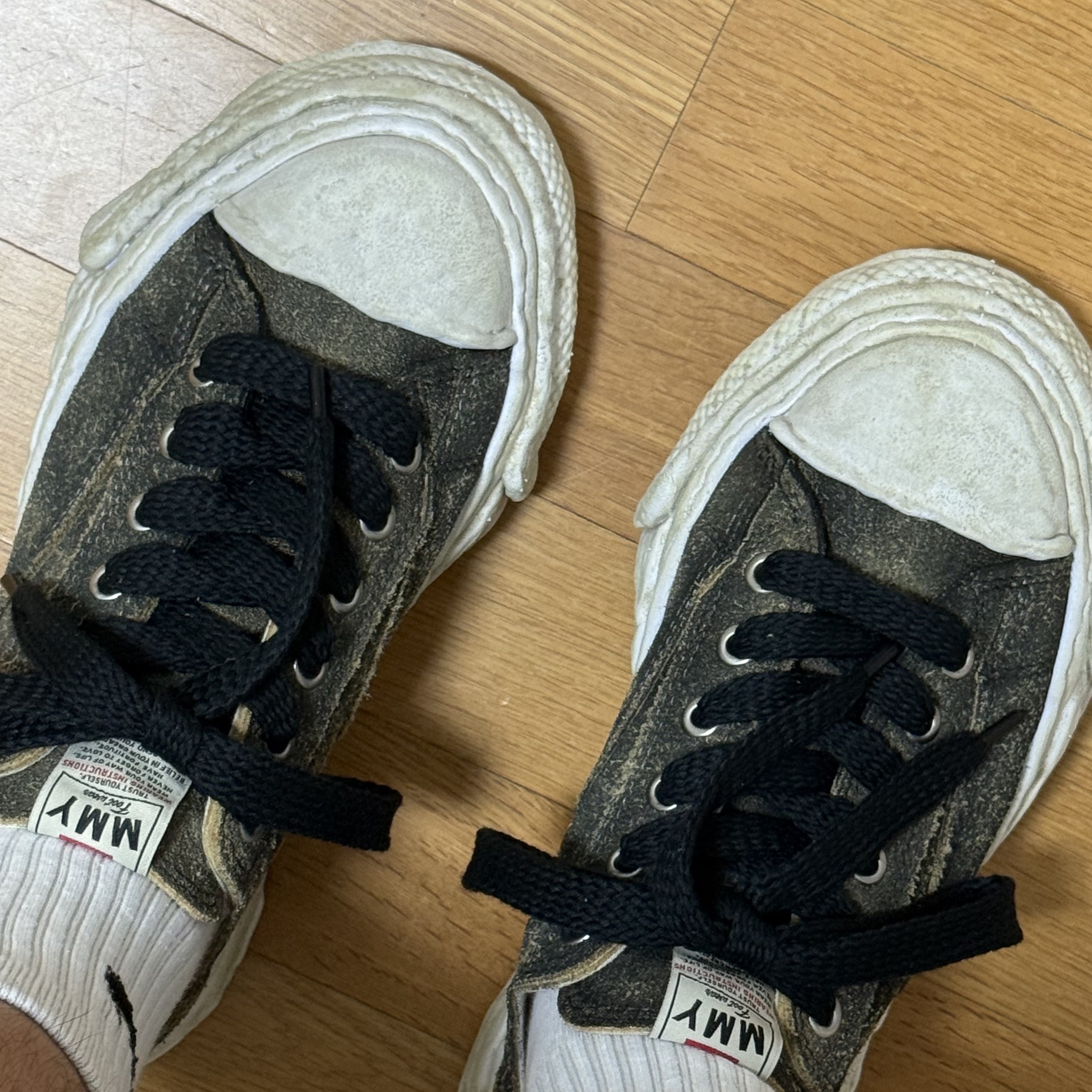 Maison Mihara Yasuhiro Peterson23 OG Sole Vintage Suede Low-top Sneakers Black 착용 스타일 - 1