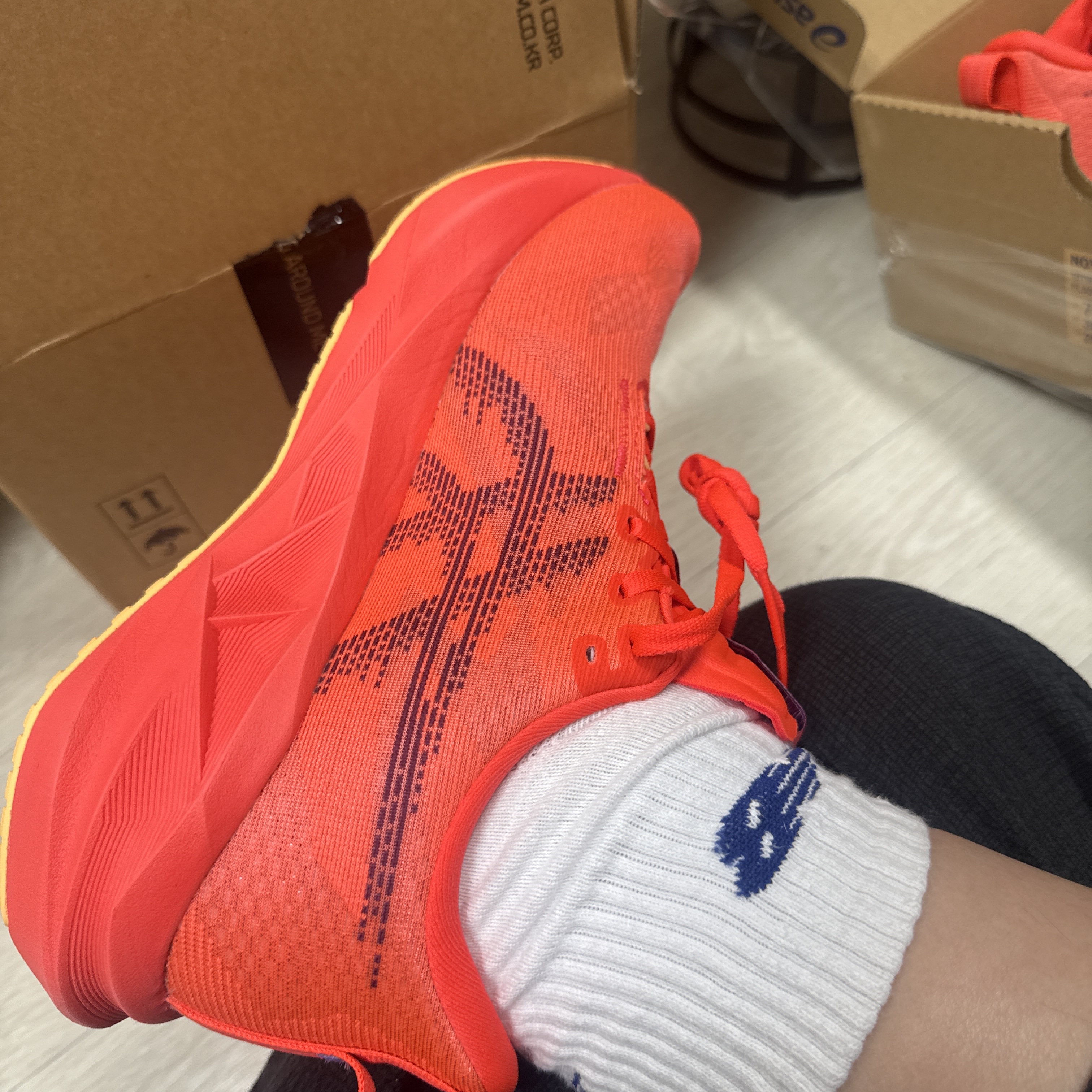 Asics Novablast 5 Flash Red Edo Purple 착용 스타일