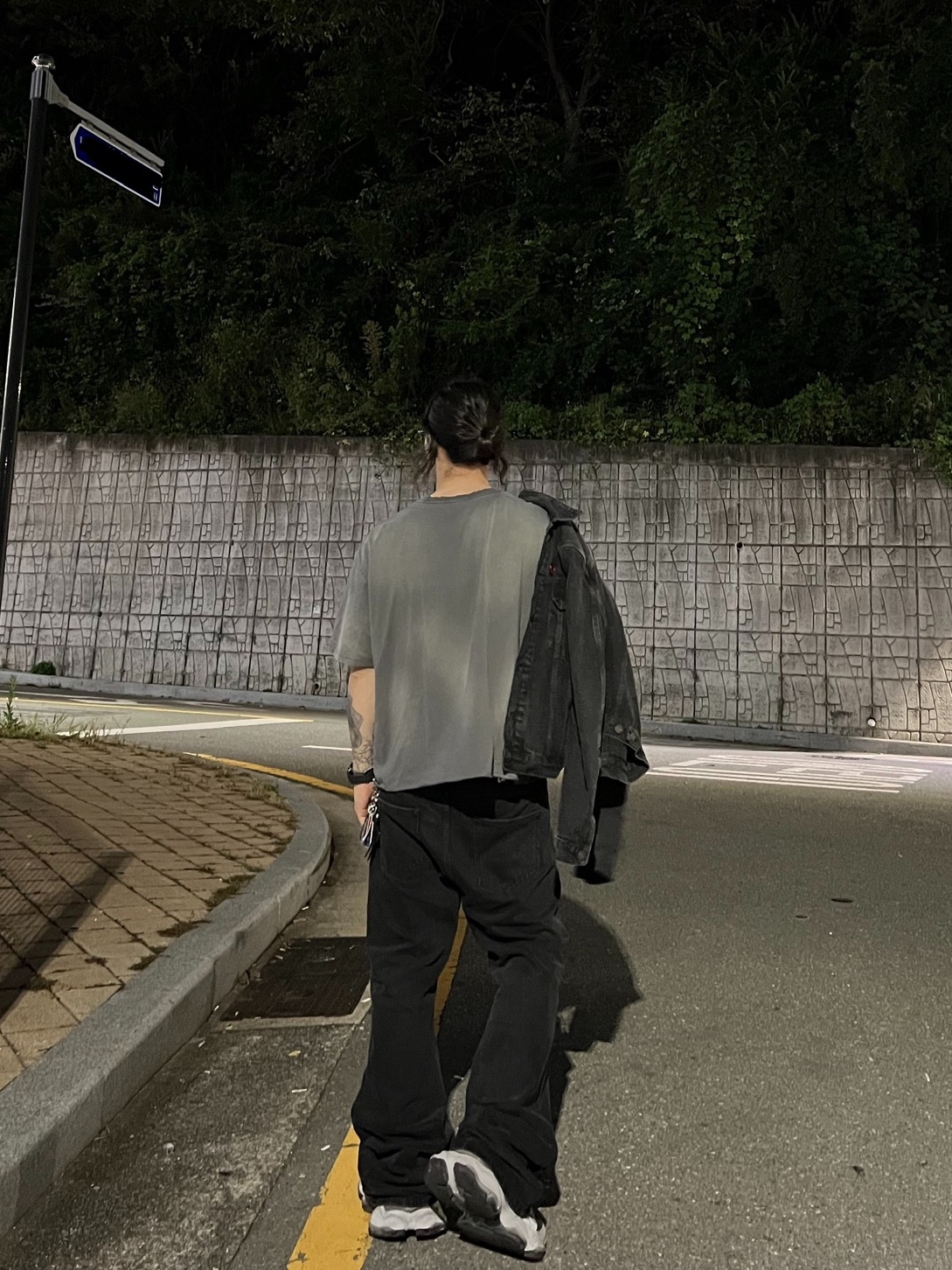 Balenciaga Cargo Sneakers White Grey, Aoiro Low-Key Cropped S/S T-Shirt Washed Grey 착용 스타일 - 10