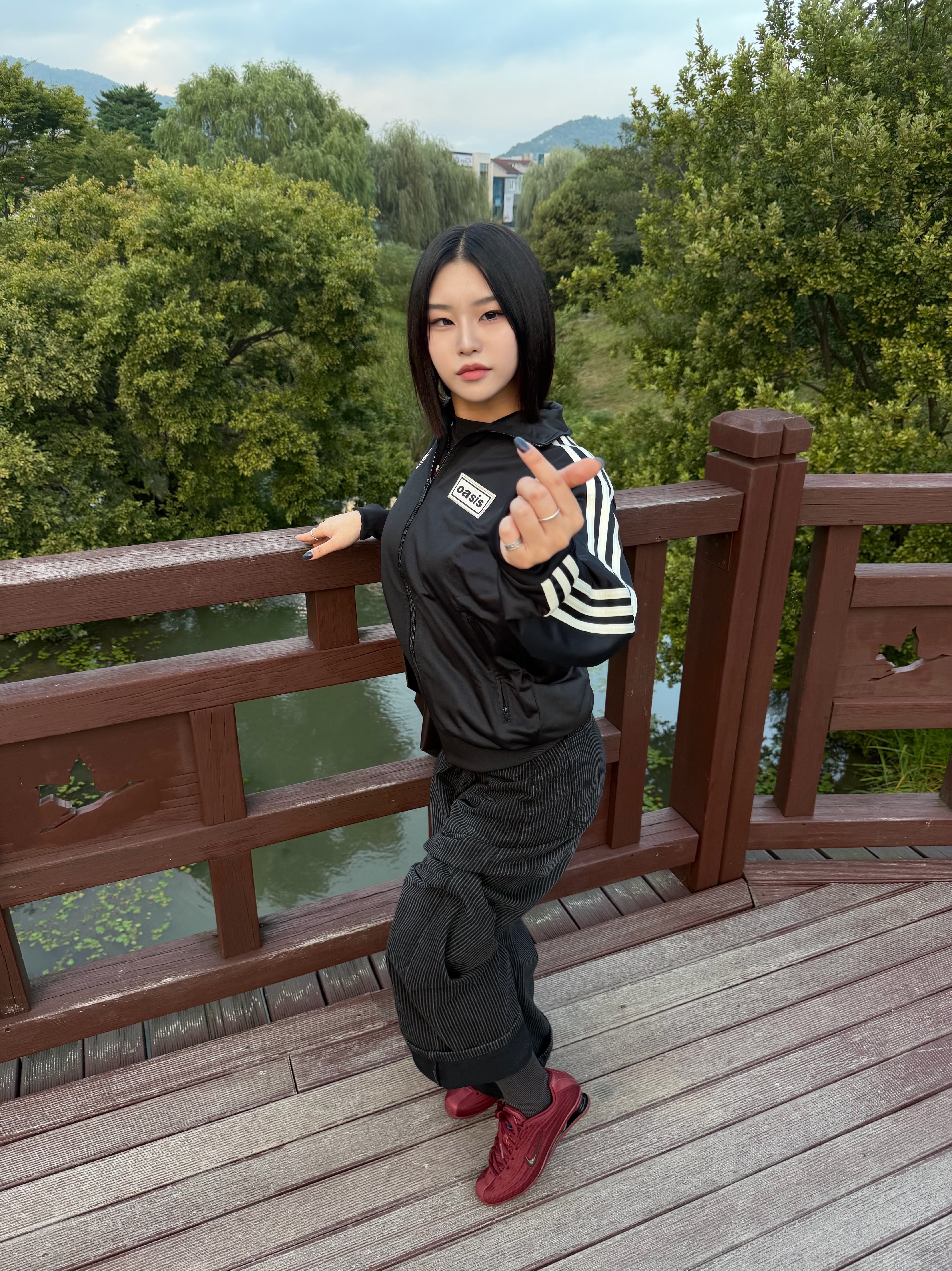 Adidas x Oasis Tour Firebird Track Top Black - US Sizing, Levi's x Oasis Deca Logo T-Shirt Black 착용 스타일 - 6