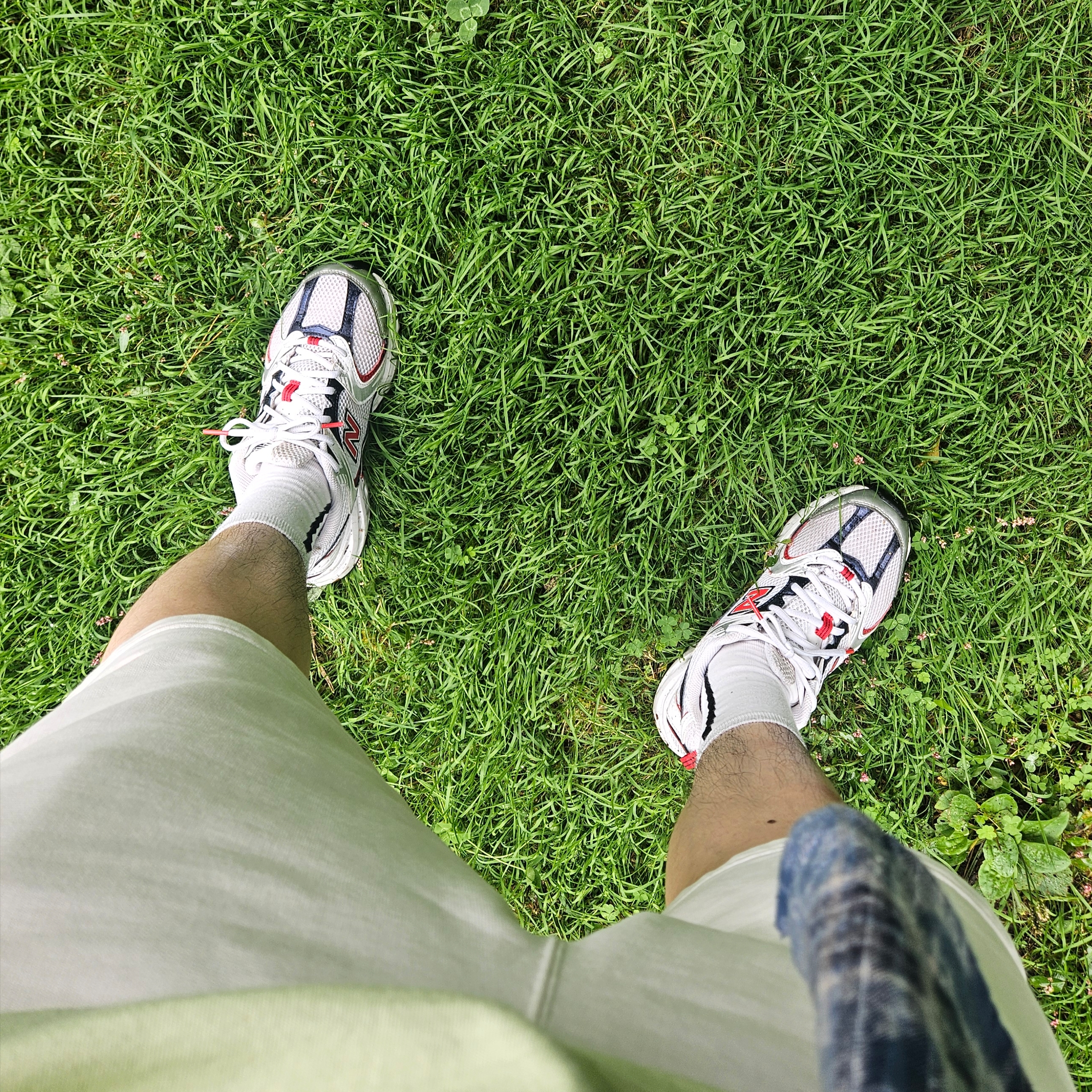 New Balance 530 White Velocity Red 착용 스타일