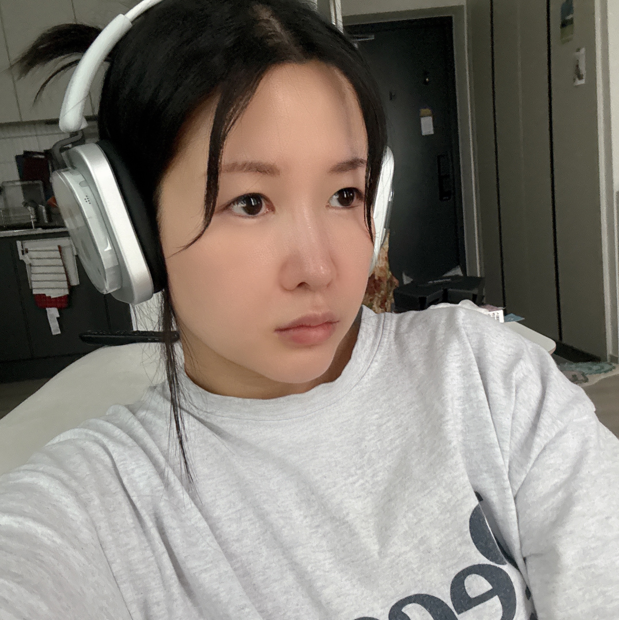 Nothing Headphone (1) White 착용 스타일