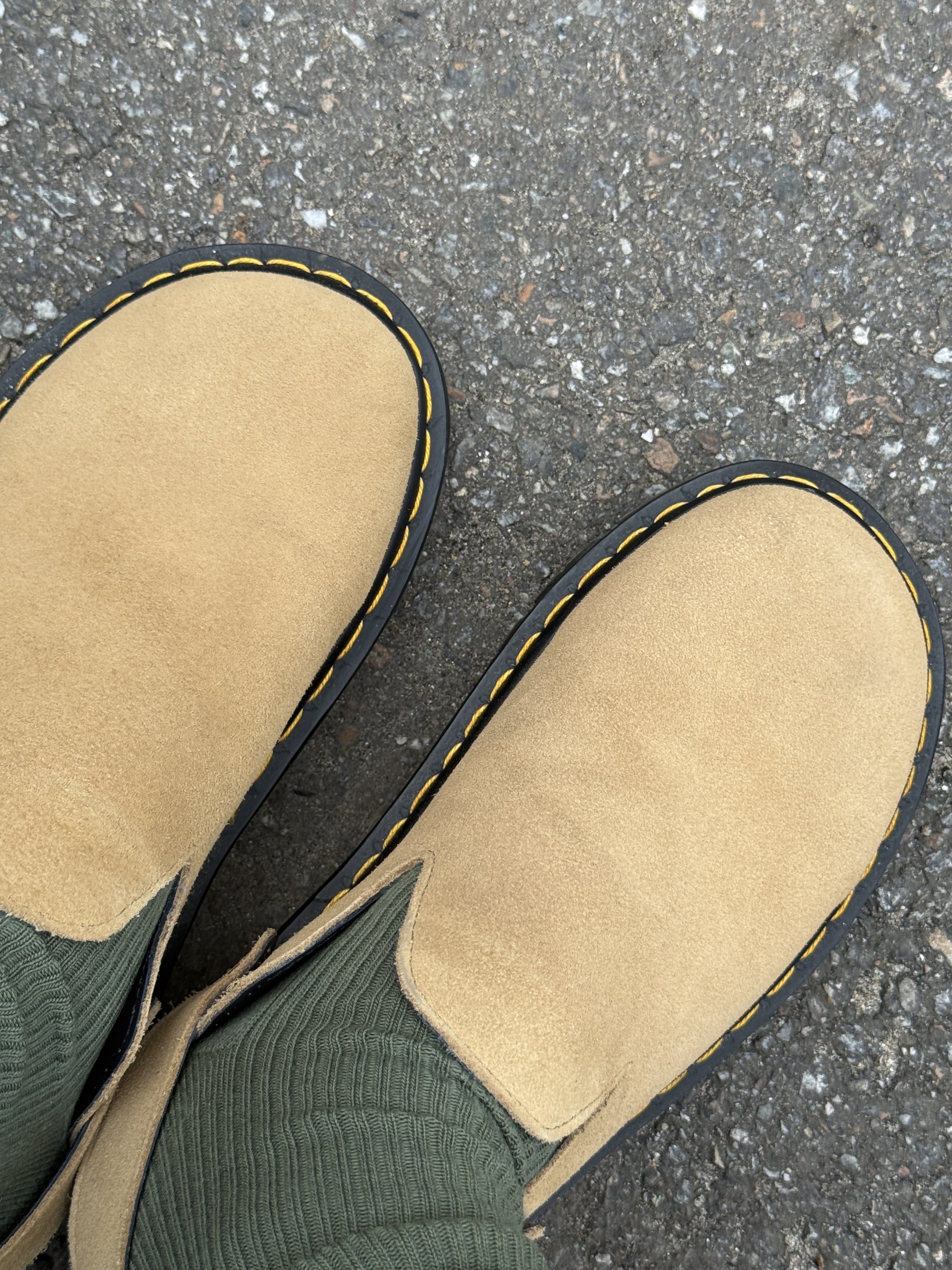Dr. Martens Zebzag Mules Savannah Tan, Starbucks x BAPE Baby Milo Keychain 착용 스타일 - 10