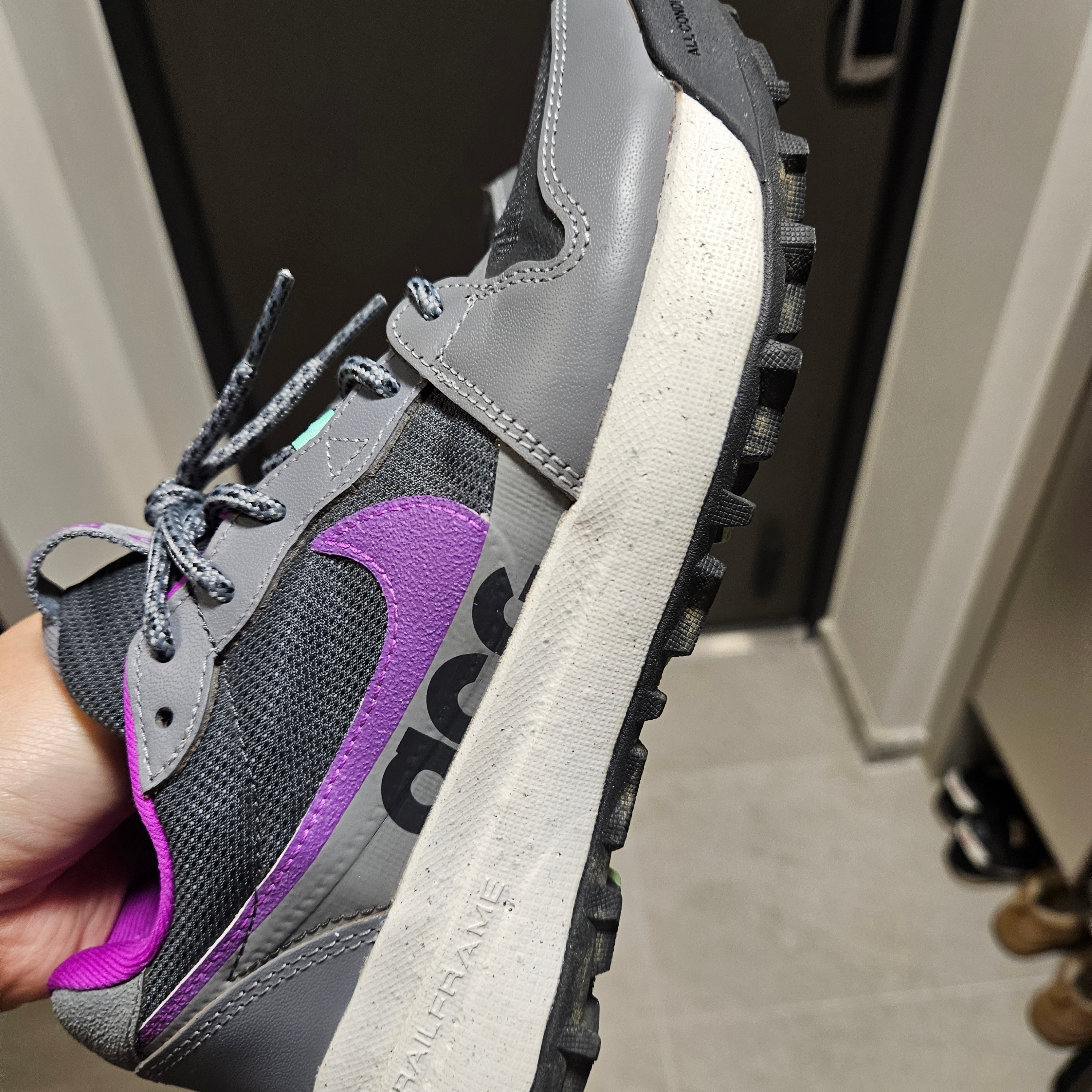 Nike ACG Lowcate Smoke Grey Vivid Purple 착용 스타일