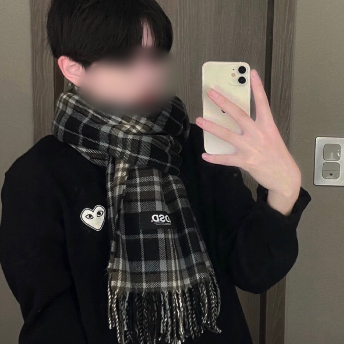 Play Comme des Garcons White Heart Knit Cardigan Black 착용 스타일 - 2