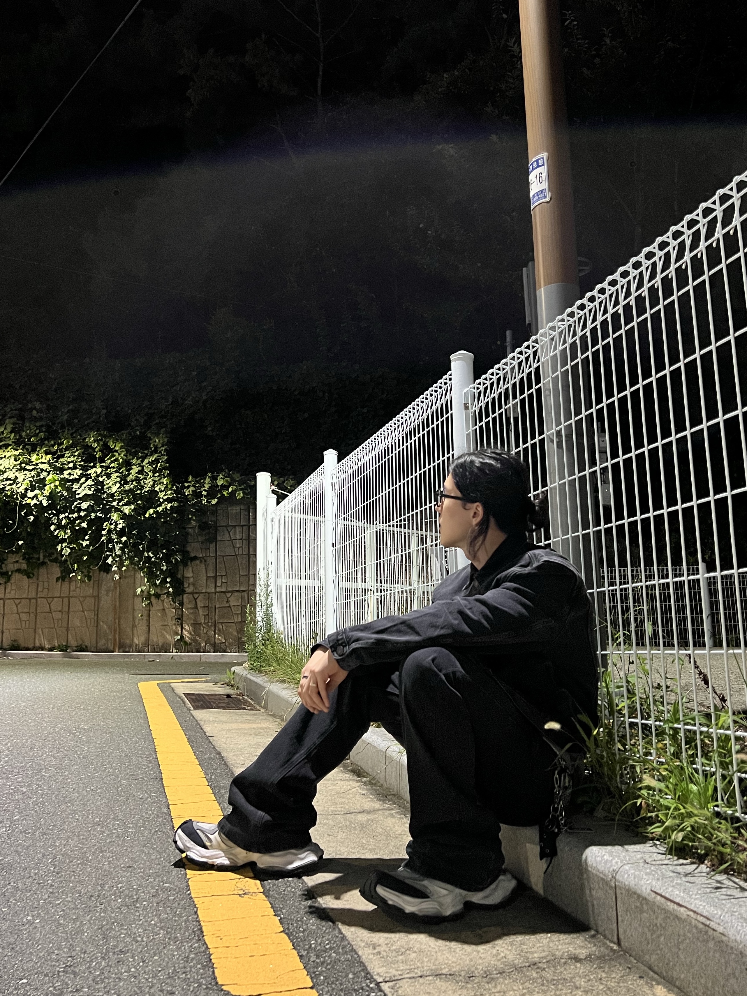 Balenciaga Cargo Sneakers White Grey, Aoiro Low-Key Cropped S/S T-Shirt Washed Grey 착용 스타일 - 6