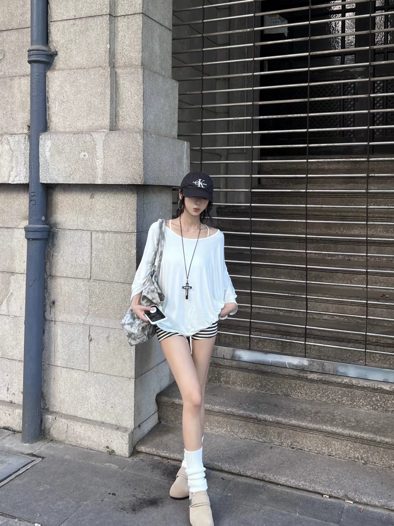 Alo Yoga Iconic Shopper Tote Bag Grey Tiedye 착용 스타일