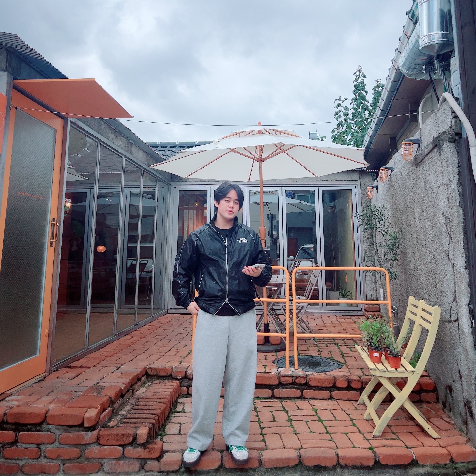 (W) Adidas Sambae Cloud White Green, The North Face White Label Novelty Olema Jacket Black 착용 스타일