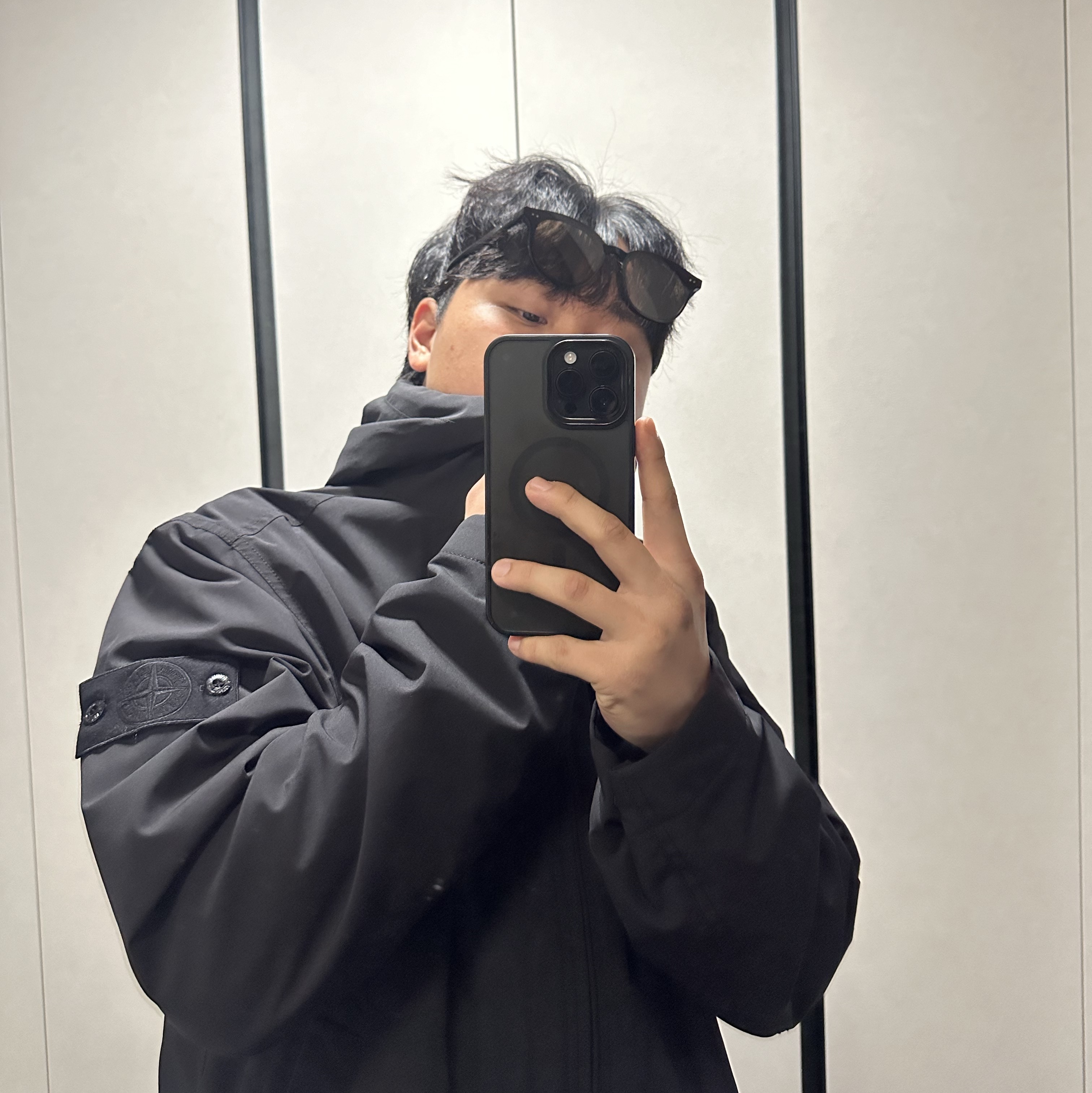 Stone Island 4100086 Soft Shell-R E.Dye Technology Recycled Polyester Primaloft Insulation Padded Jacket with Waterproof and Windproof Membrane  - 25FW, Gentle Monster Lilit 01 BR Black Brown 착용 스타일 - 1