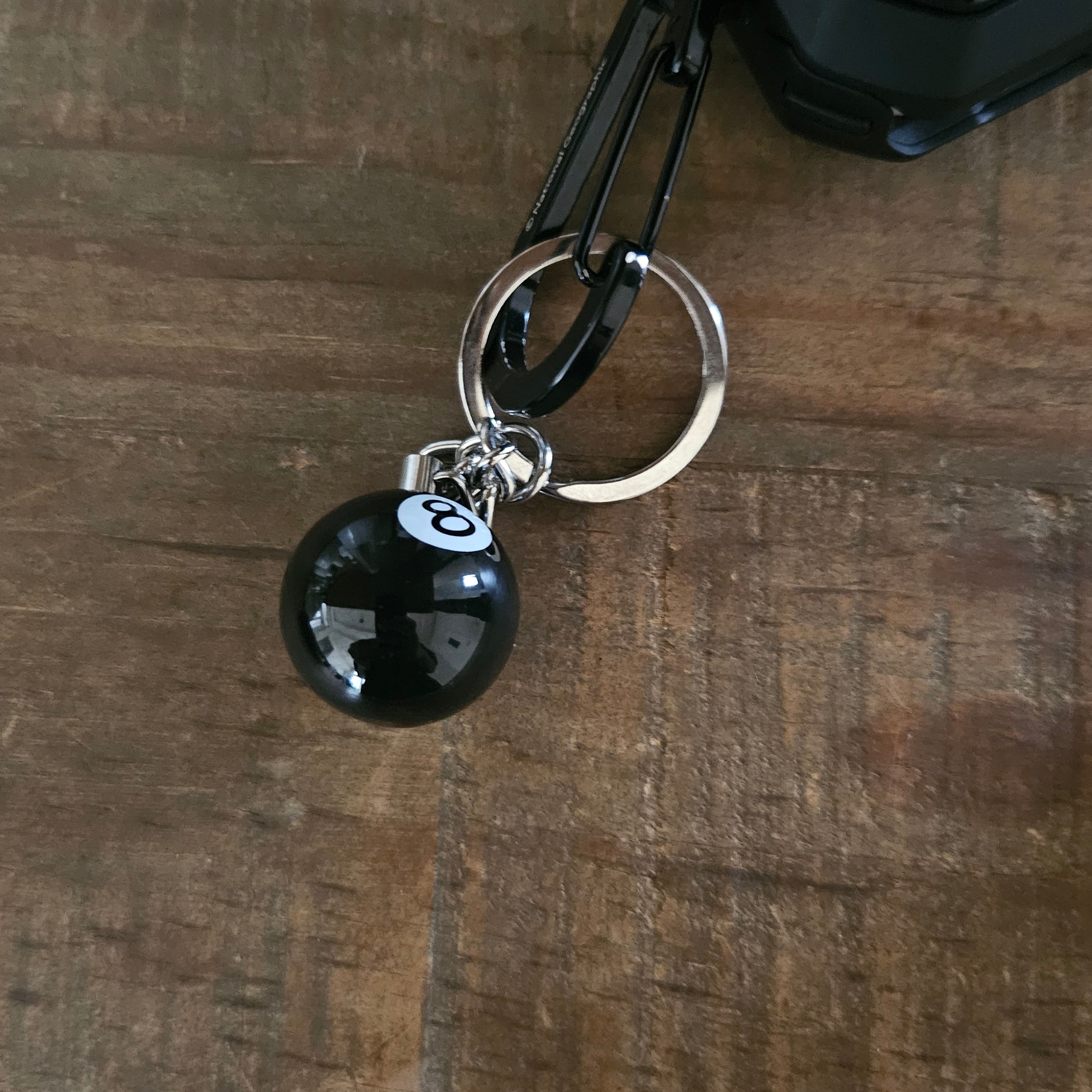 Stussy 8 Ball Keychain Black 착용 스타일