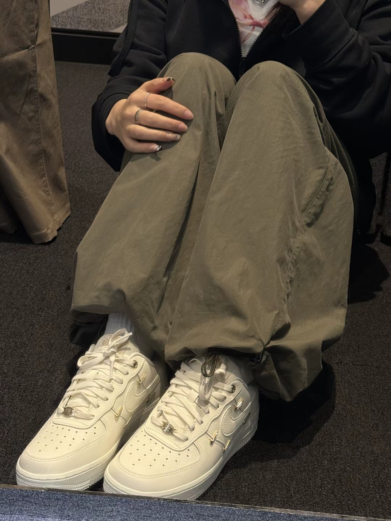 (W) Nike Air Force 1 Low '07 LX Sail Metallic Gold 착용 스타일