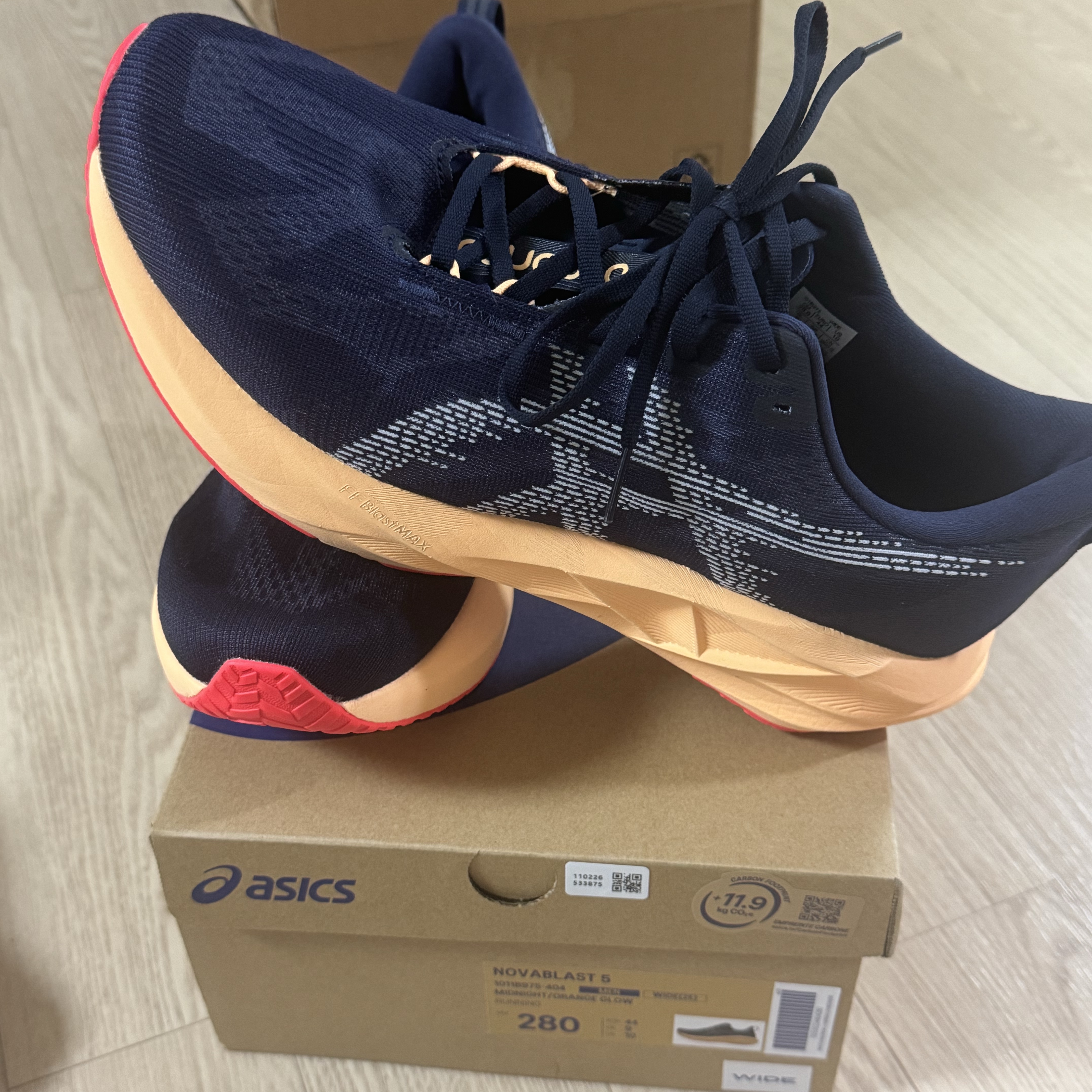 Asics Novablast 5 Midnight Orange Glow - 2E Wide 착용 스타일