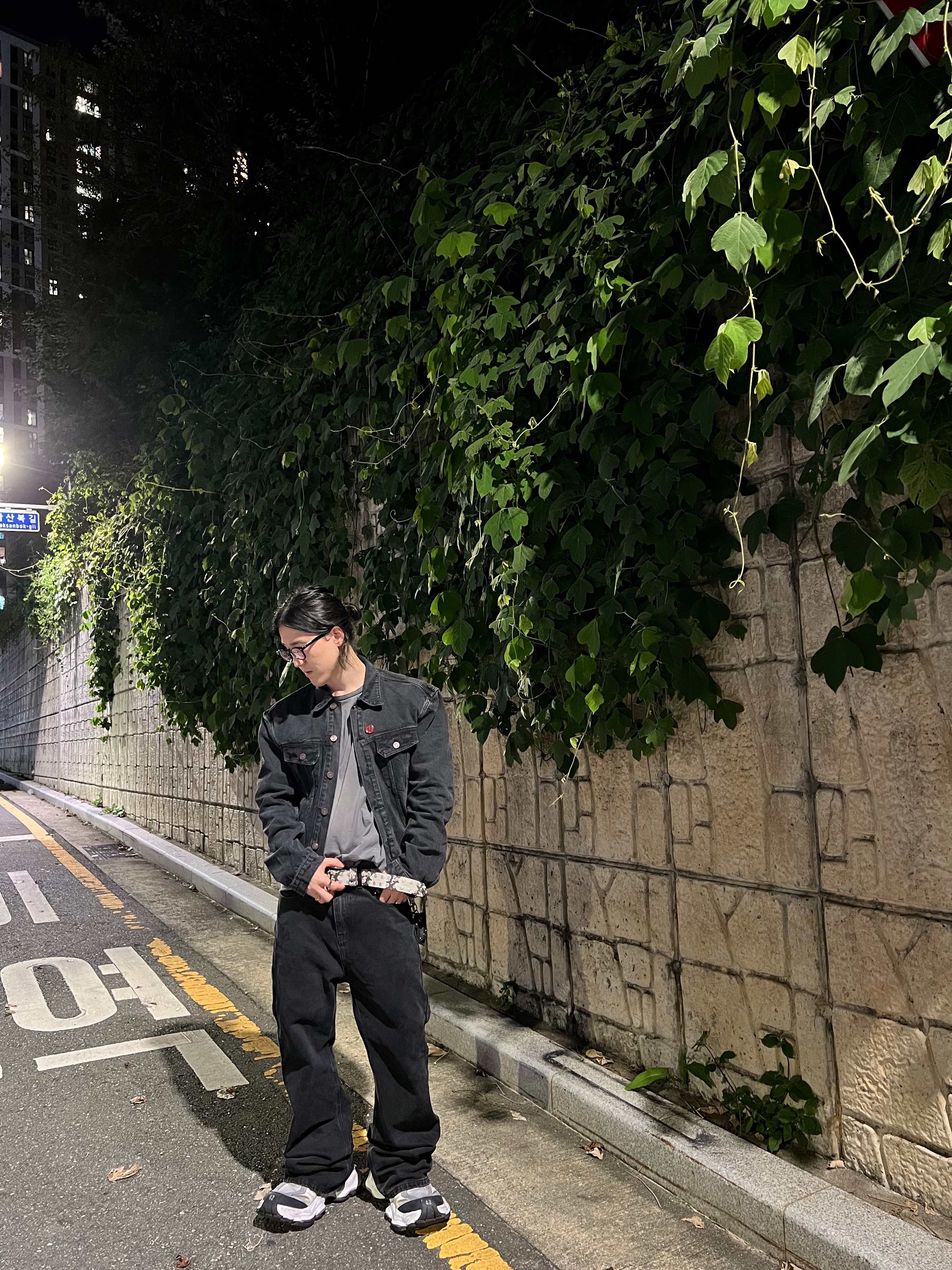 Balenciaga Cargo Sneakers White Grey, Aoiro Low-Key Cropped S/S T-Shirt Washed Grey 착용 스타일 - 1
