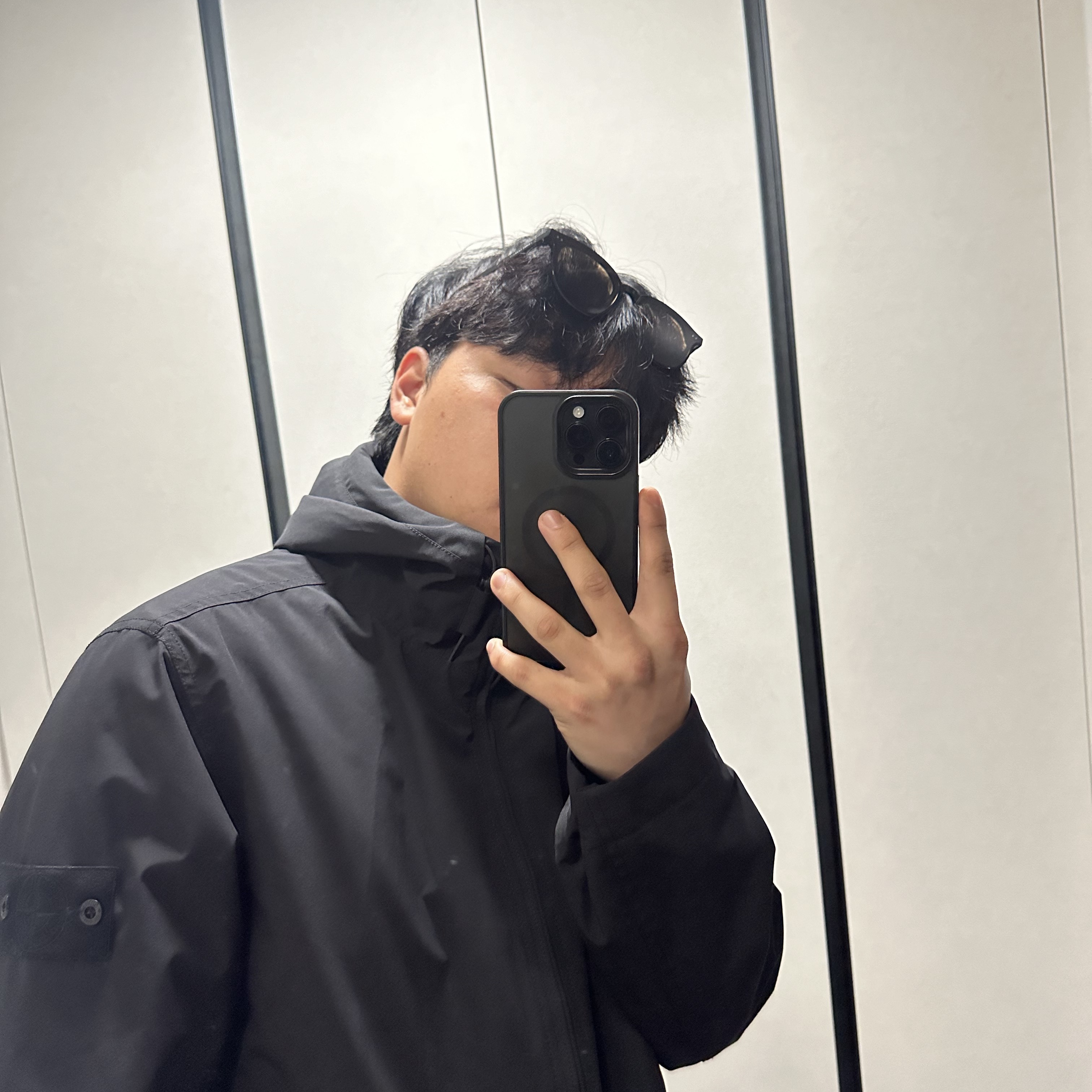 Stone Island 4100086 Soft Shell-R E.Dye Technology Recycled Polyester Primaloft Insulation Padded Jacket with Waterproof and Windproof Membrane  - 25FW, Gentle Monster Lilit 01 BR Black Brown 착용 스타일 - 2