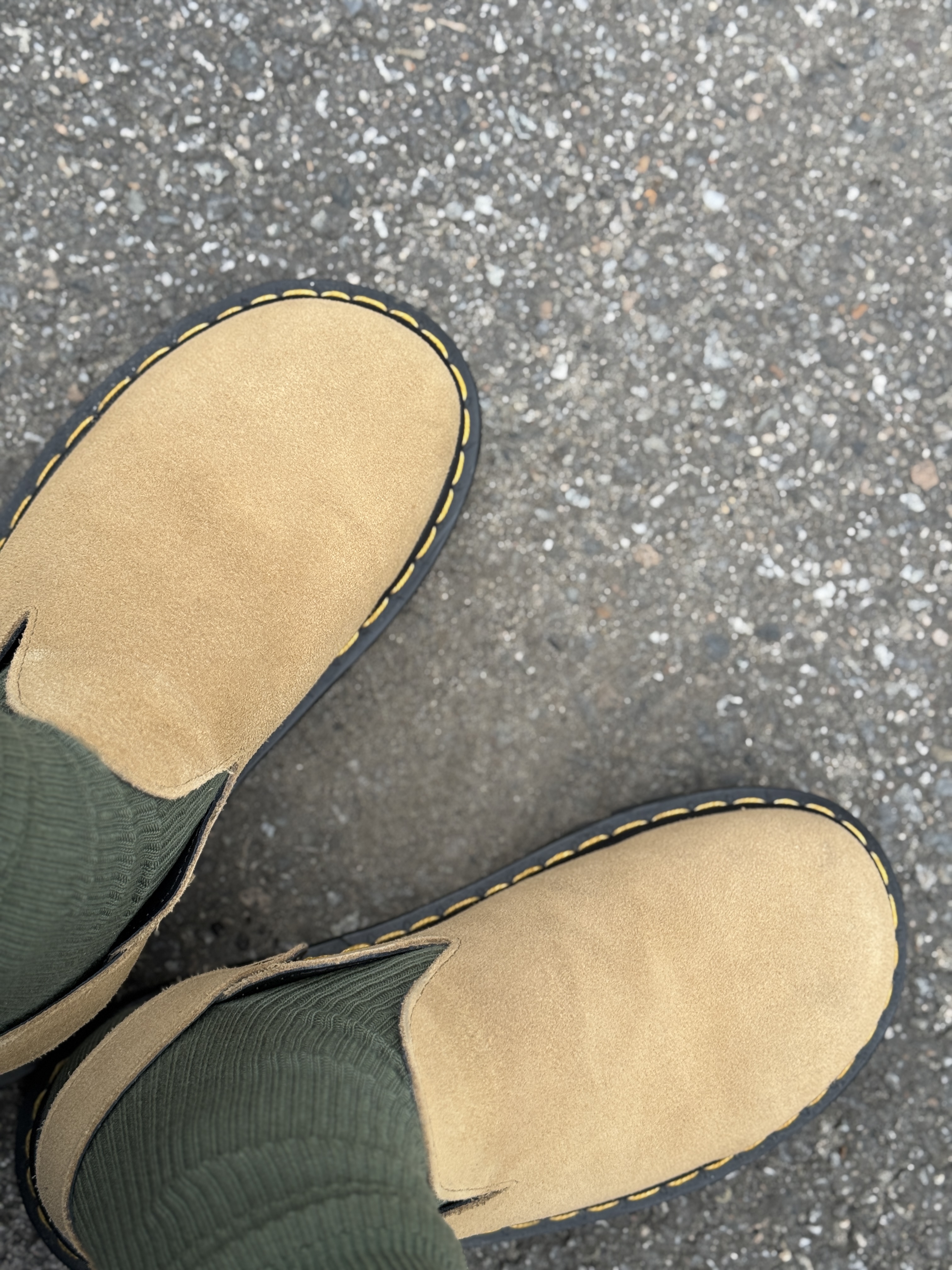 Dr. Martens Zebzag Mules Savannah Tan, Starbucks x BAPE Baby Milo Keychain 착용 스타일 - 8