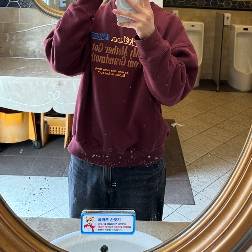 Teket HP Sweatshirt Red 착용 스타일