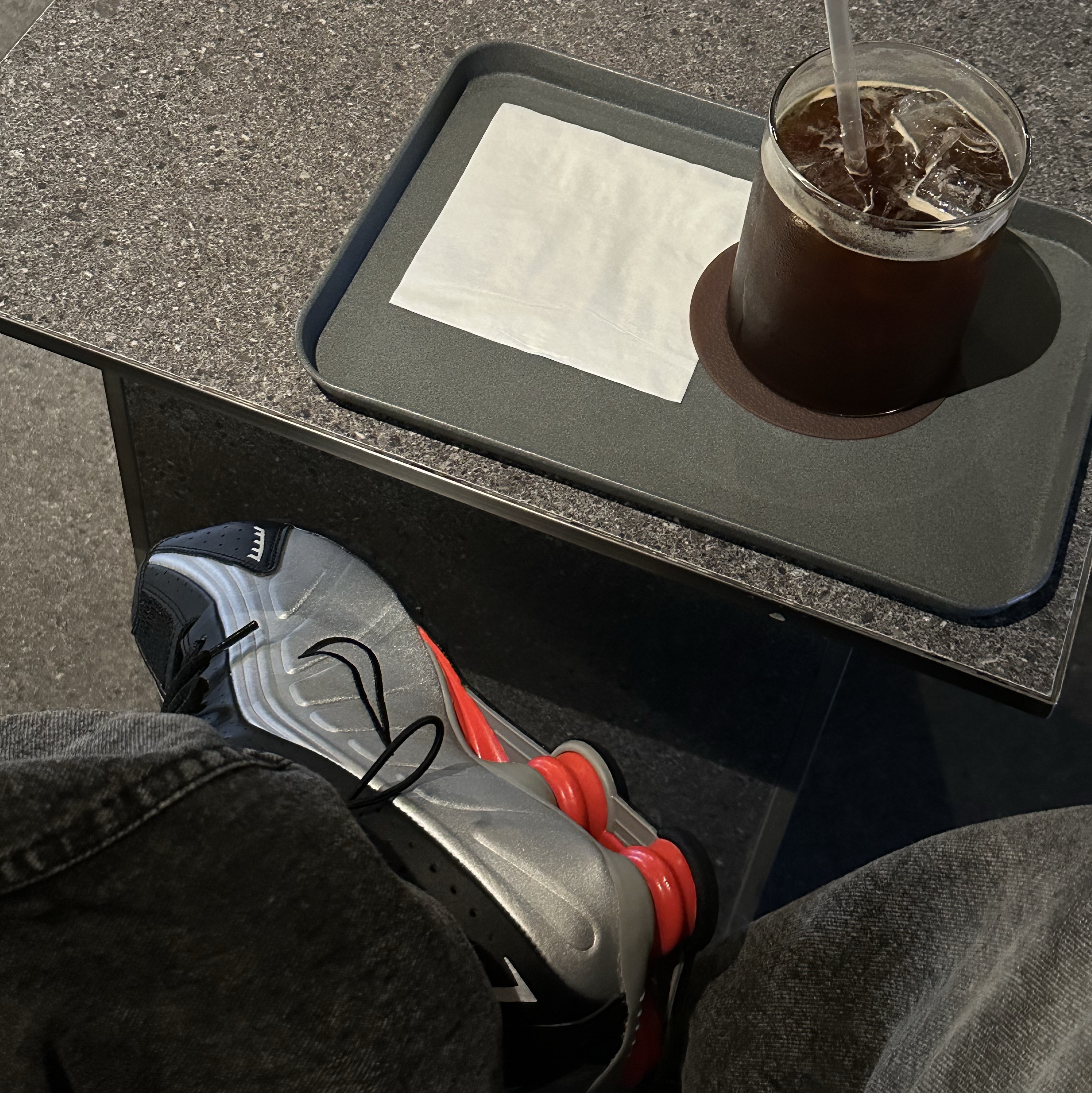 Nike Shox R4 Metallic Silver Red 착용 스타일 - 2
