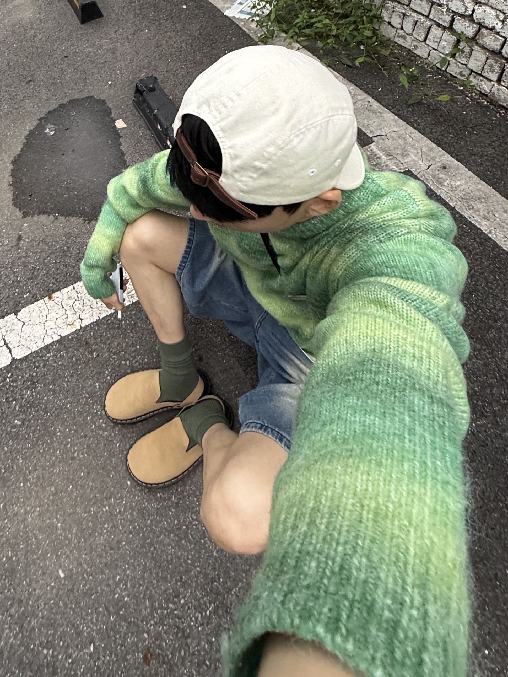 Dr. Martens Zebzag Mules Savannah Tan, Starbucks x BAPE Baby Milo Keychain 착용 스타일 - 6
