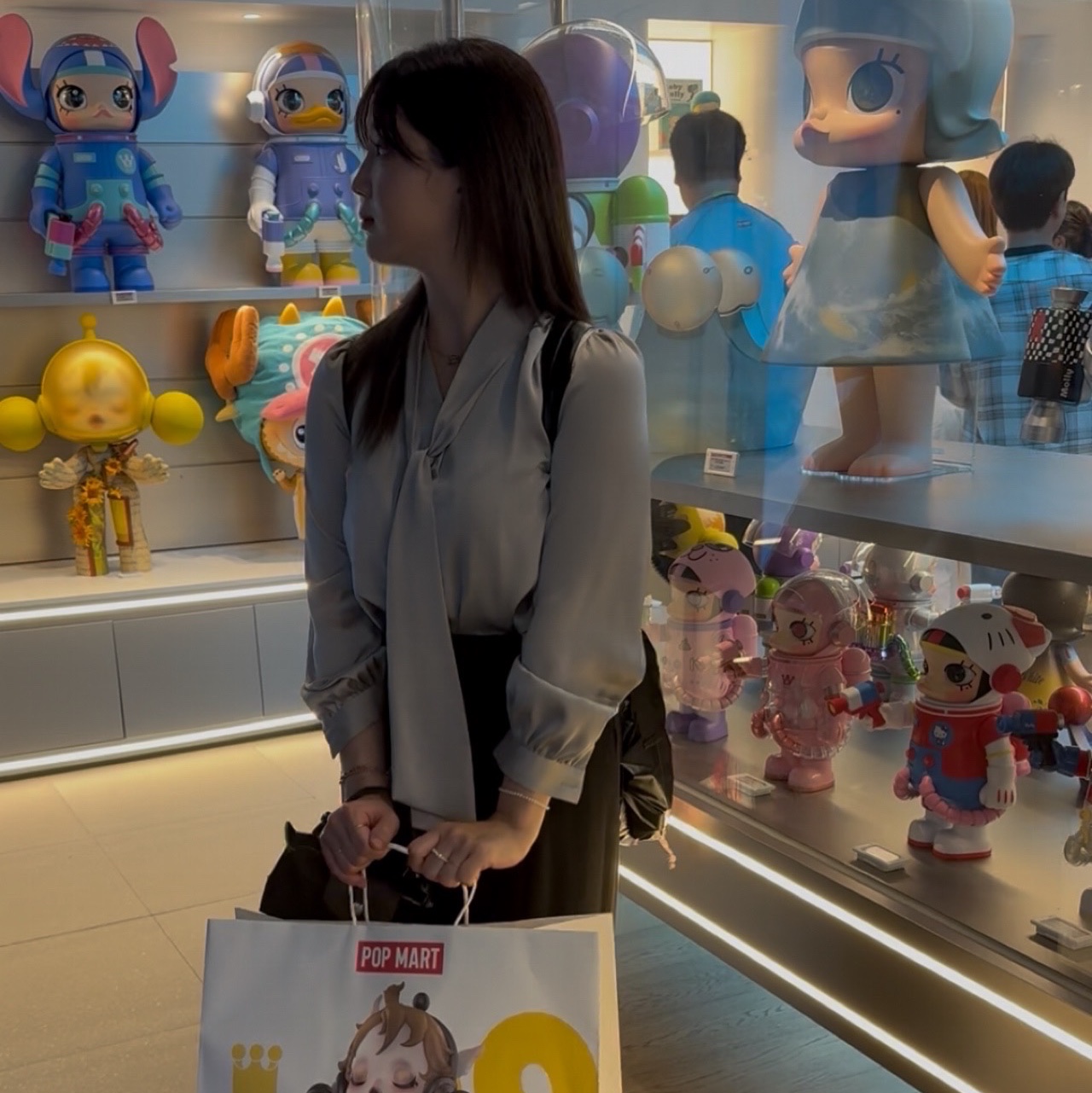 Louis Quatorze 08BL L-Quilting Shoulder Bag Black, (W) BAPE Milo Regular Fit T-Shirt White 착용 스타일 - 4