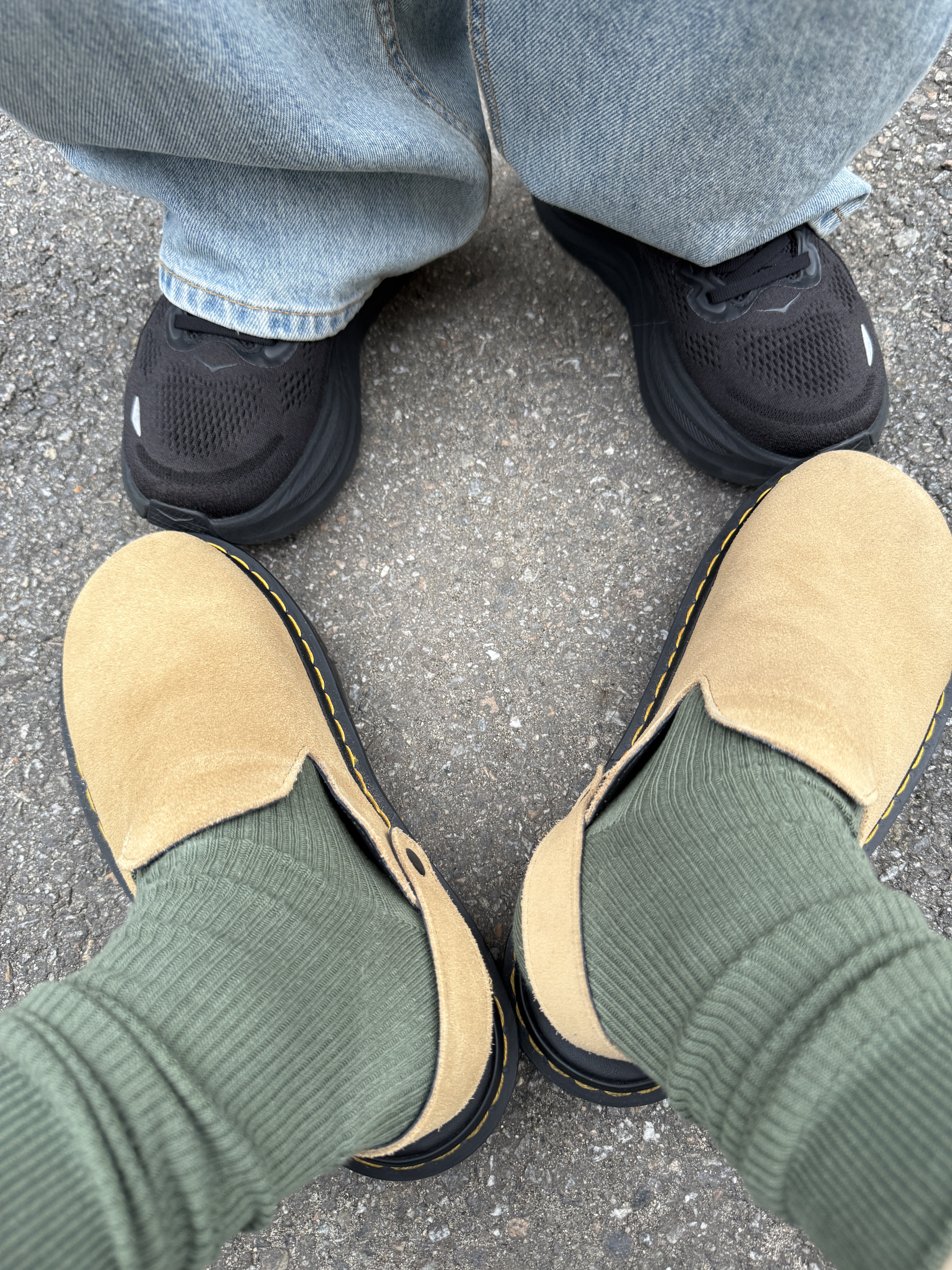 Dr. Martens Zebzag Mules Savannah Tan, Starbucks x BAPE Baby Milo Keychain 착용 스타일 - 7