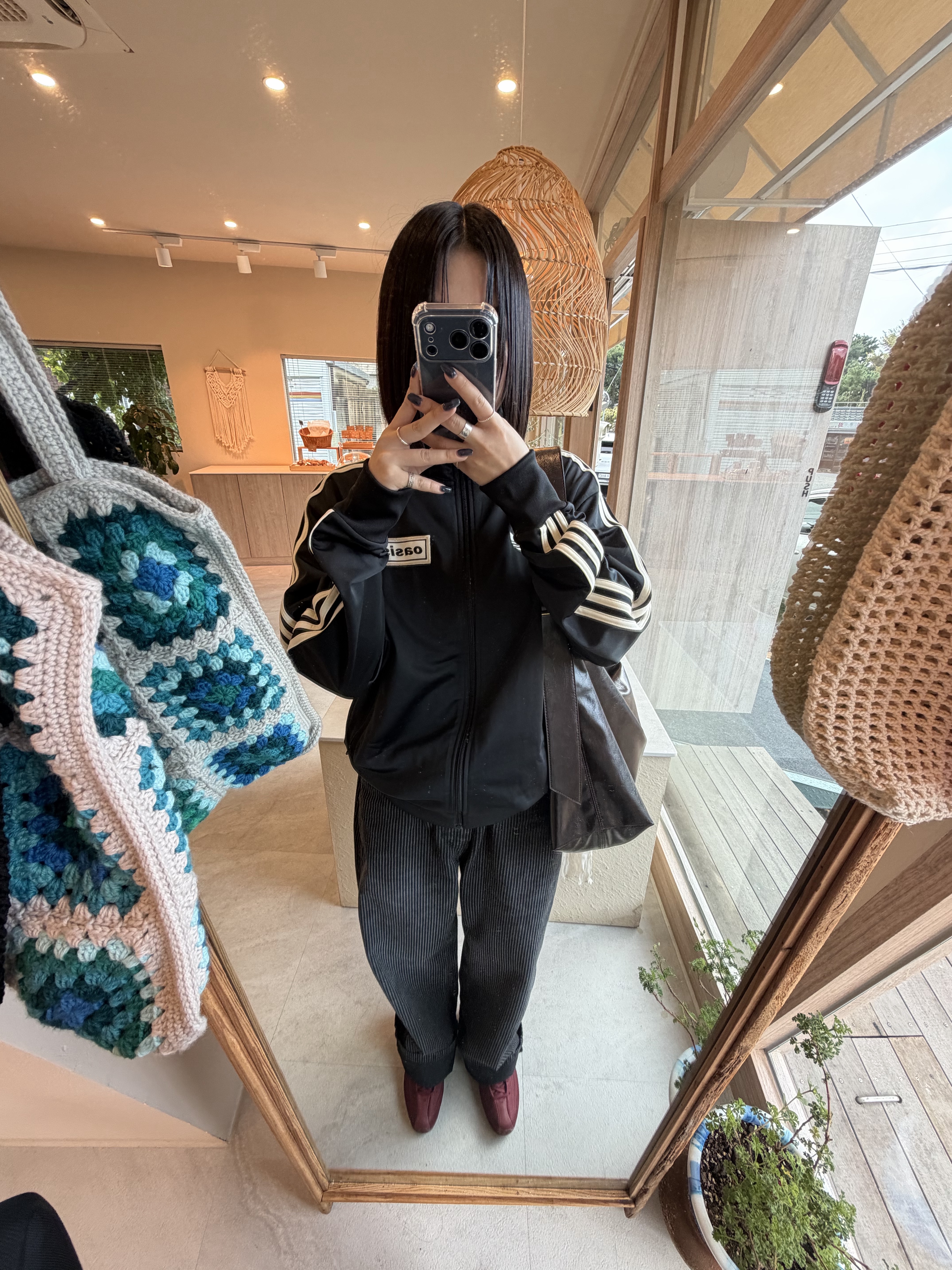 Adidas x Oasis Tour Firebird Track Top Black - US Sizing, Levi's x Oasis Deca Logo T-Shirt Black 착용 스타일 - 5