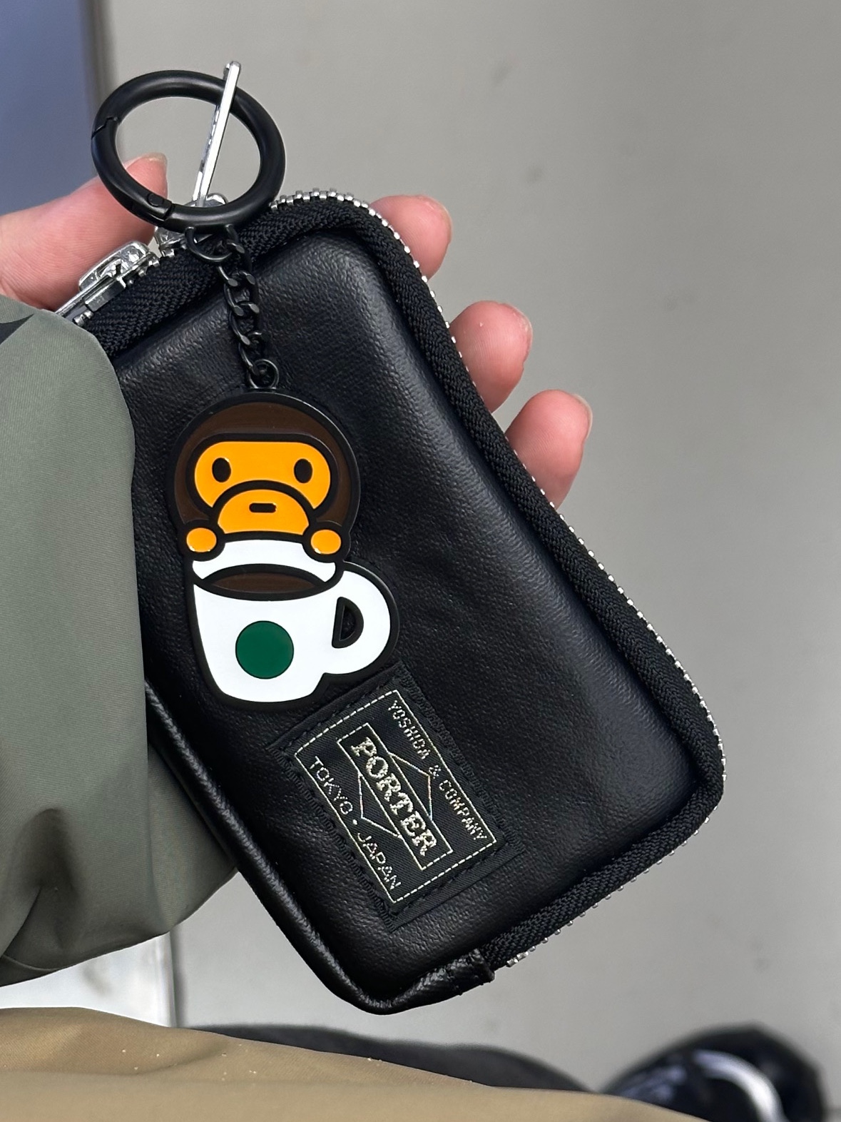 Porter Freestyle Multi Coin Case Black, Starbucks x BAPE Baby Milo Keychain 착용 스타일