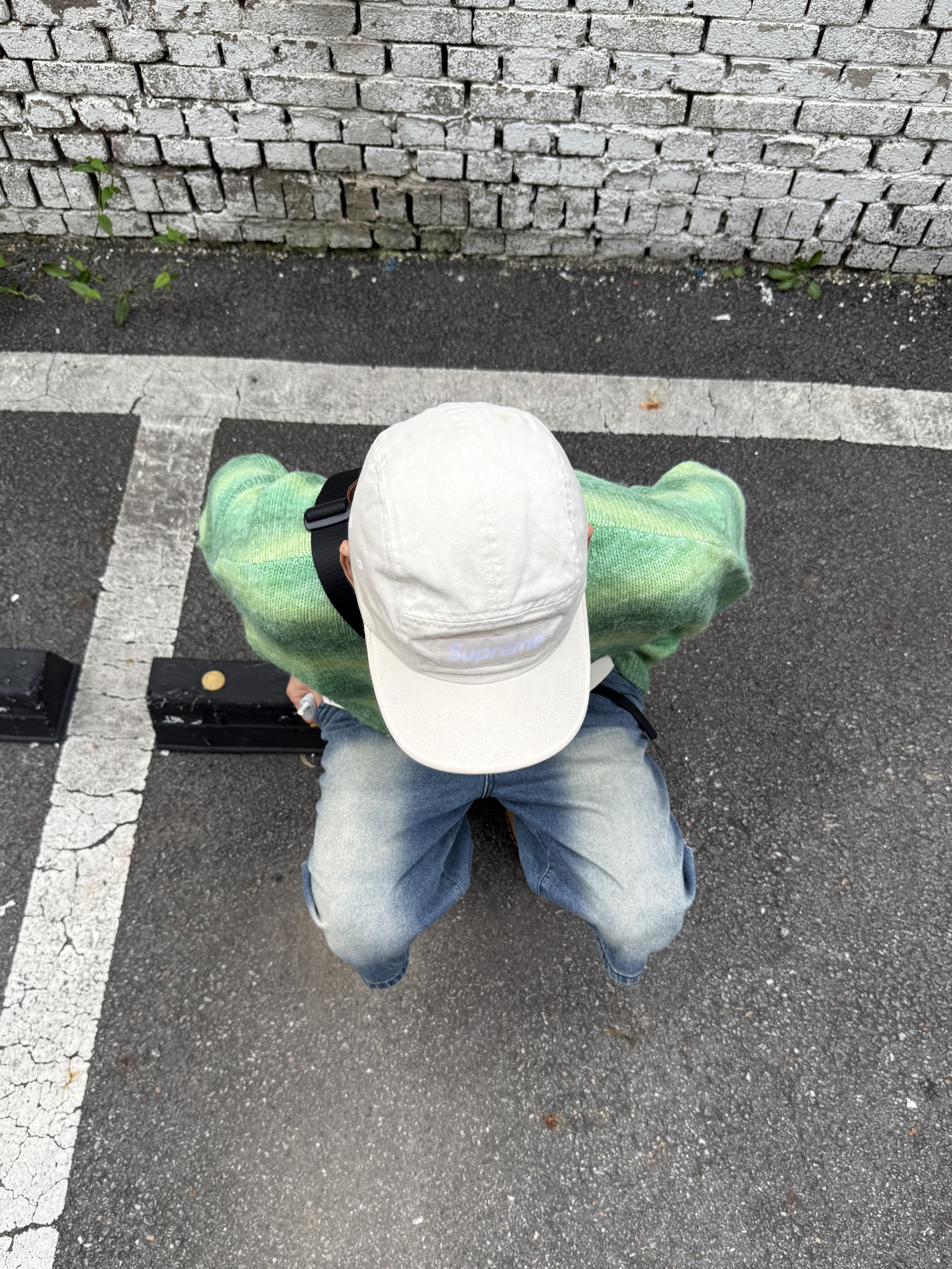Dr. Martens Zebzag Mules Savannah Tan, Starbucks x BAPE Baby Milo Keychain 착용 스타일 - 4