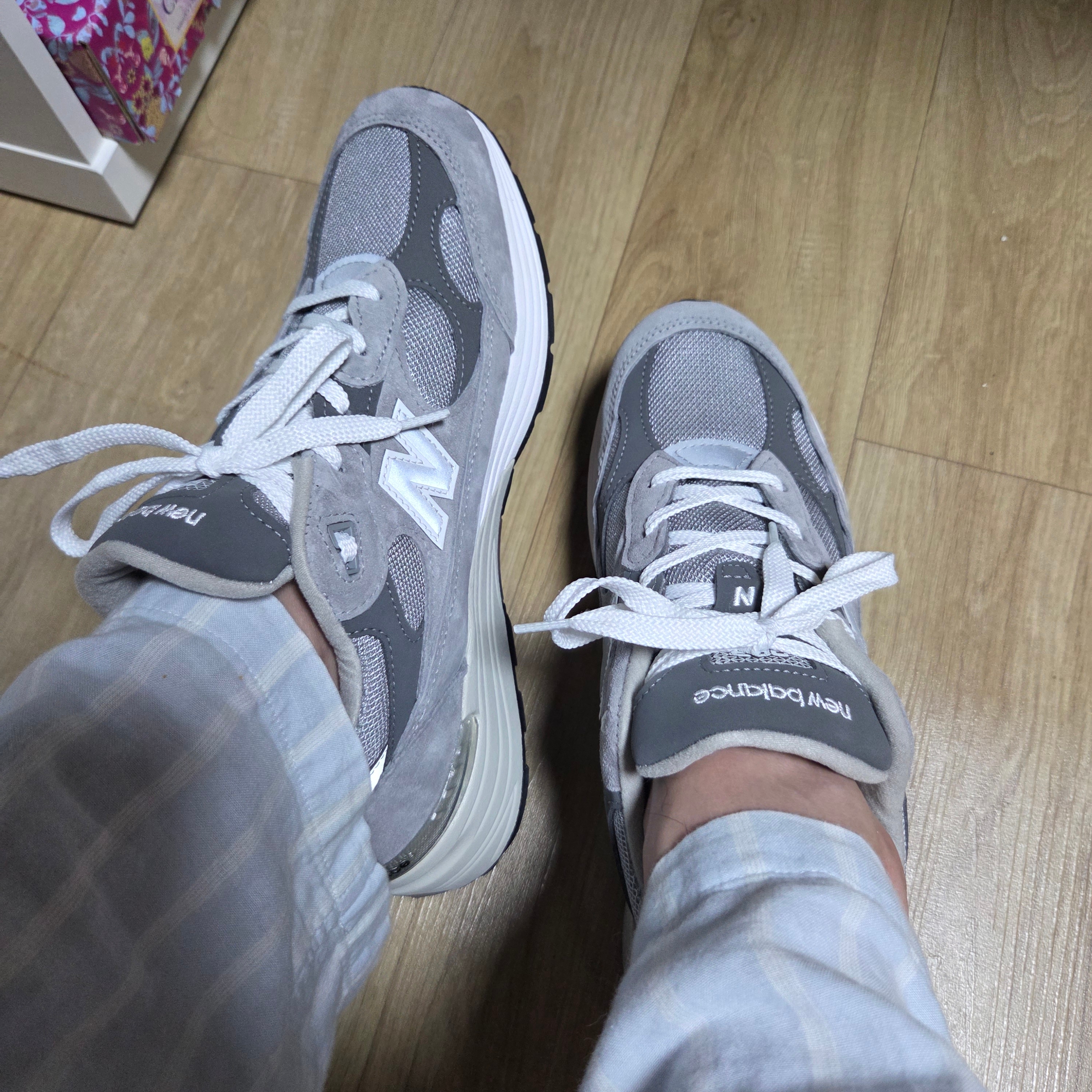 New Balance 992 Made in USA Core Grey Silver Metallic 착용 스타일
