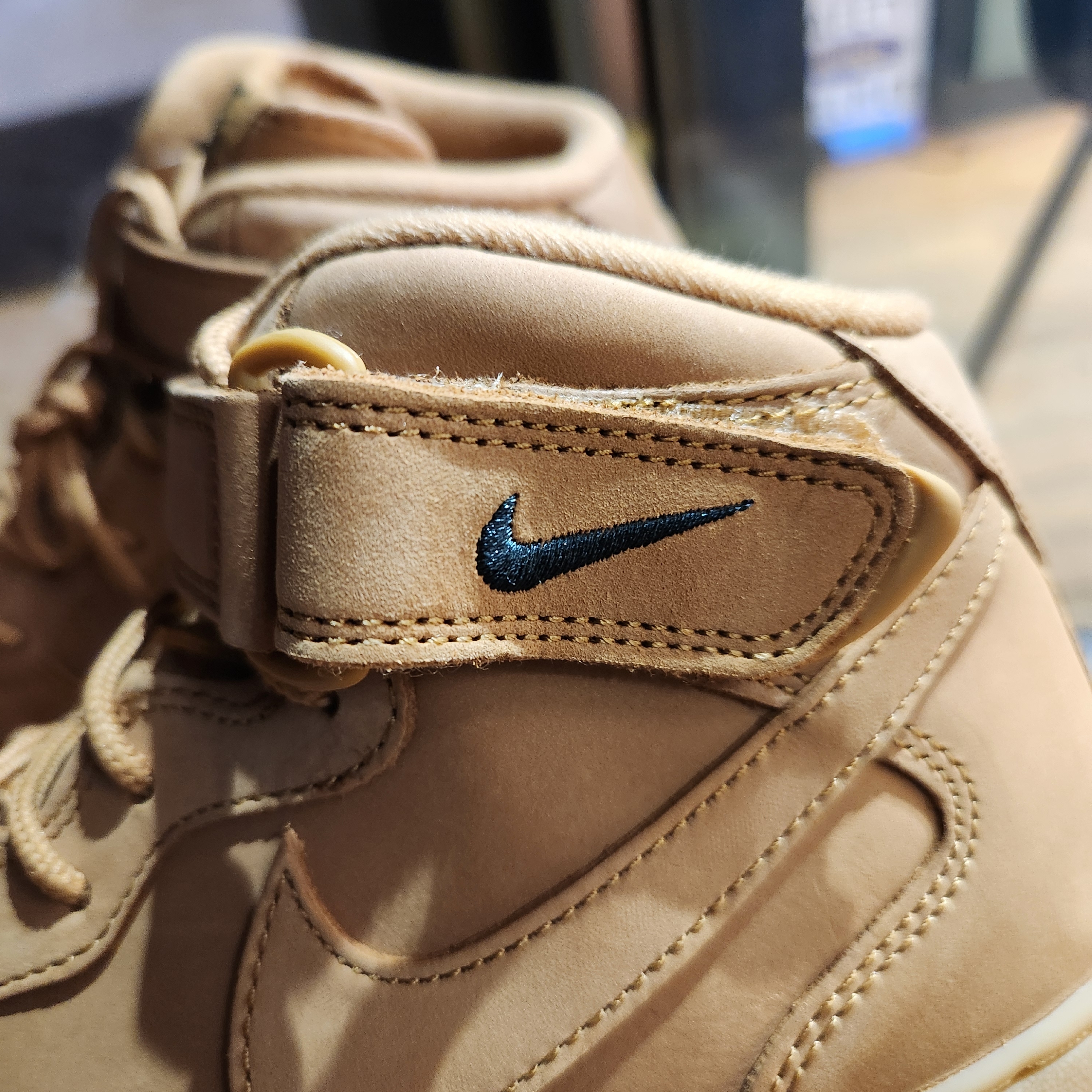 Nike Air Force 1 Mid Flax and Outdoor Green 착용 스타일 - 2