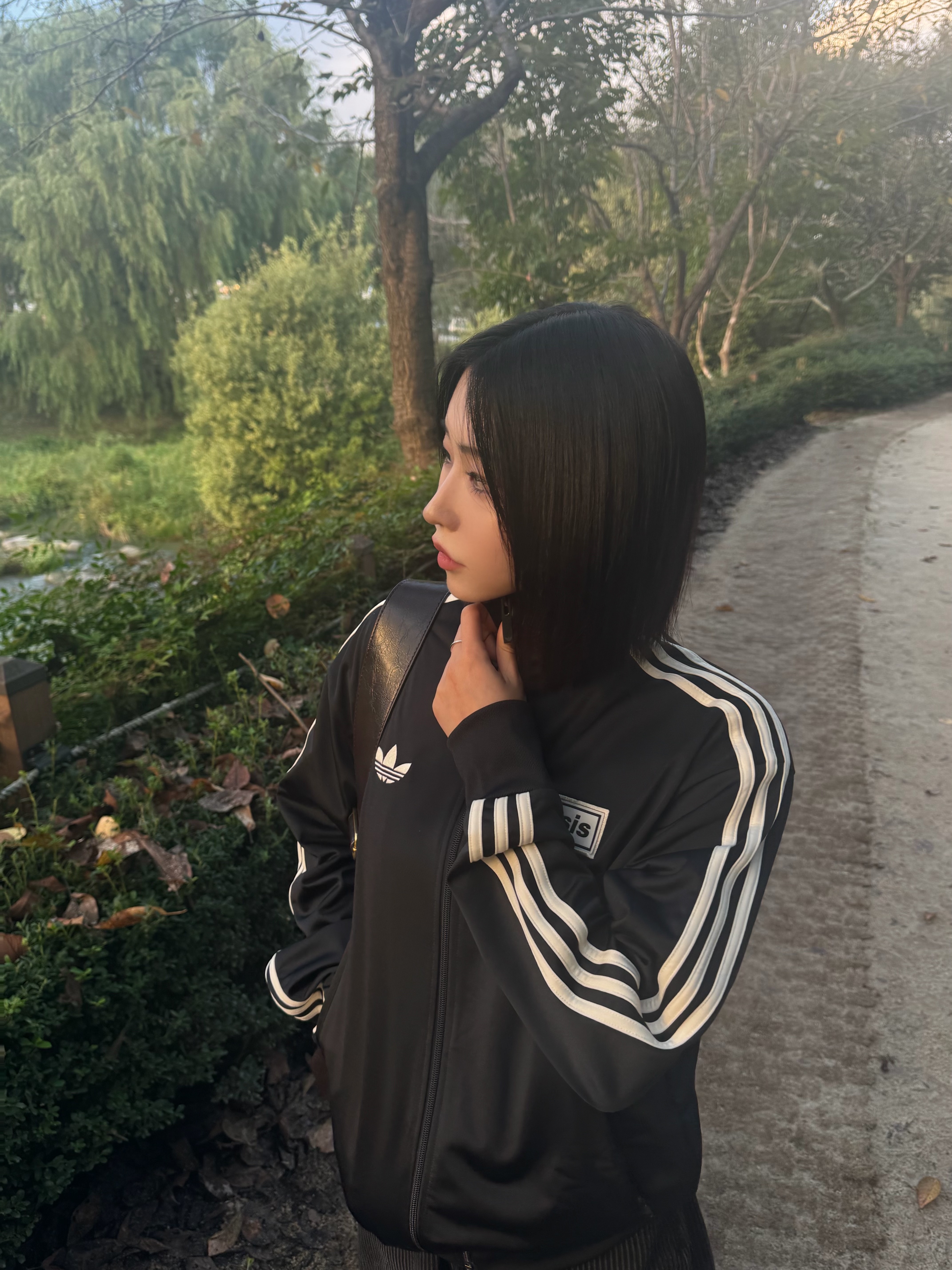 Adidas x Oasis Tour Firebird Track Top Black - US Sizing, Levi's x Oasis Deca Logo T-Shirt Black 착용 스타일 - 3