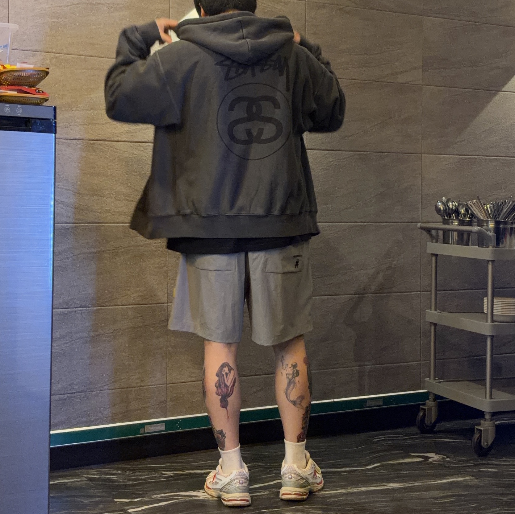 Stussy Stock Link Zip Hoodie Pigment Dyed Black, New Balance 1906R White Red 착용 스타일
