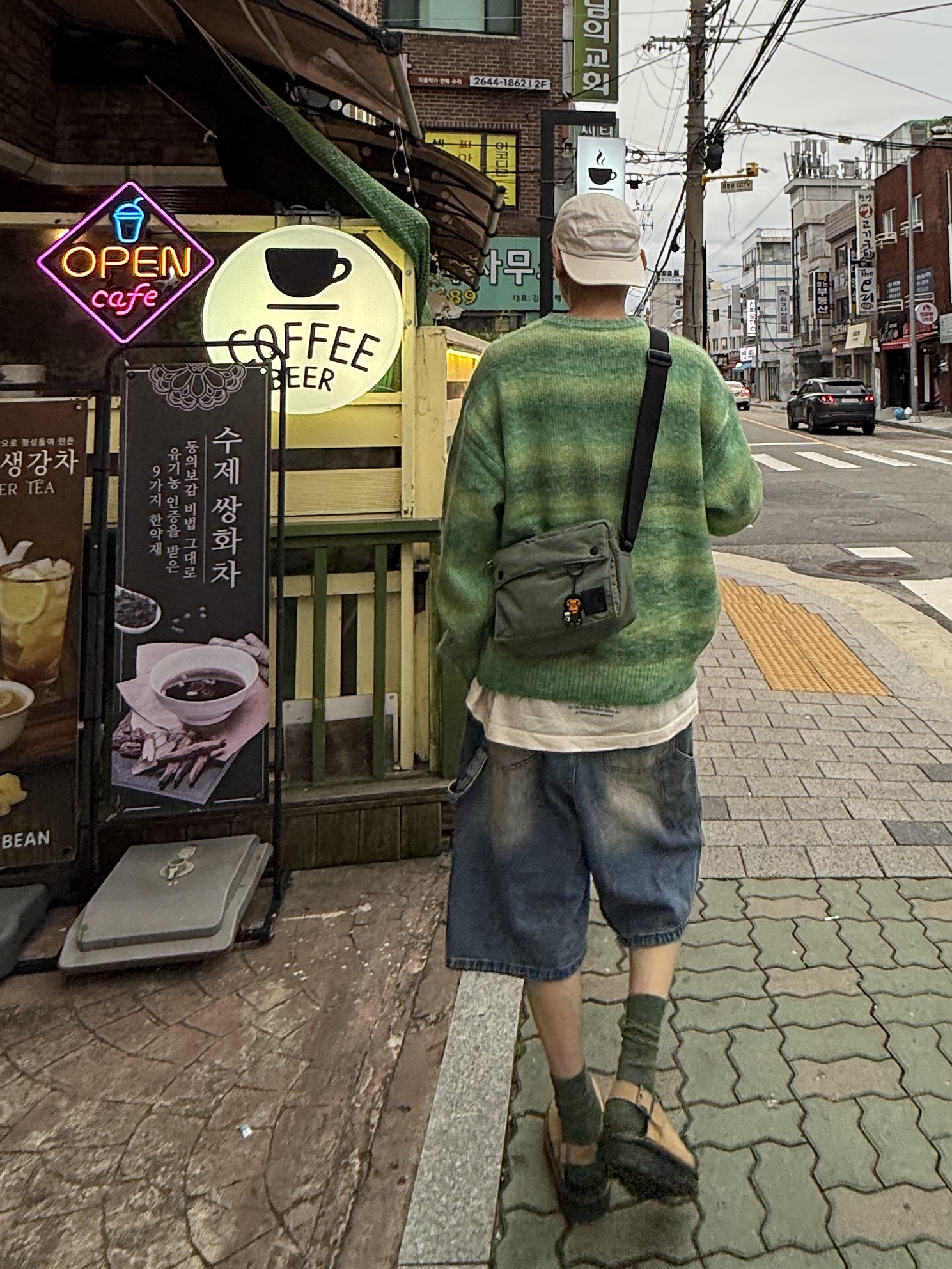 Dr. Martens Zebzag Mules Savannah Tan, Starbucks x BAPE Baby Milo Keychain 착용 스타일 - 1
