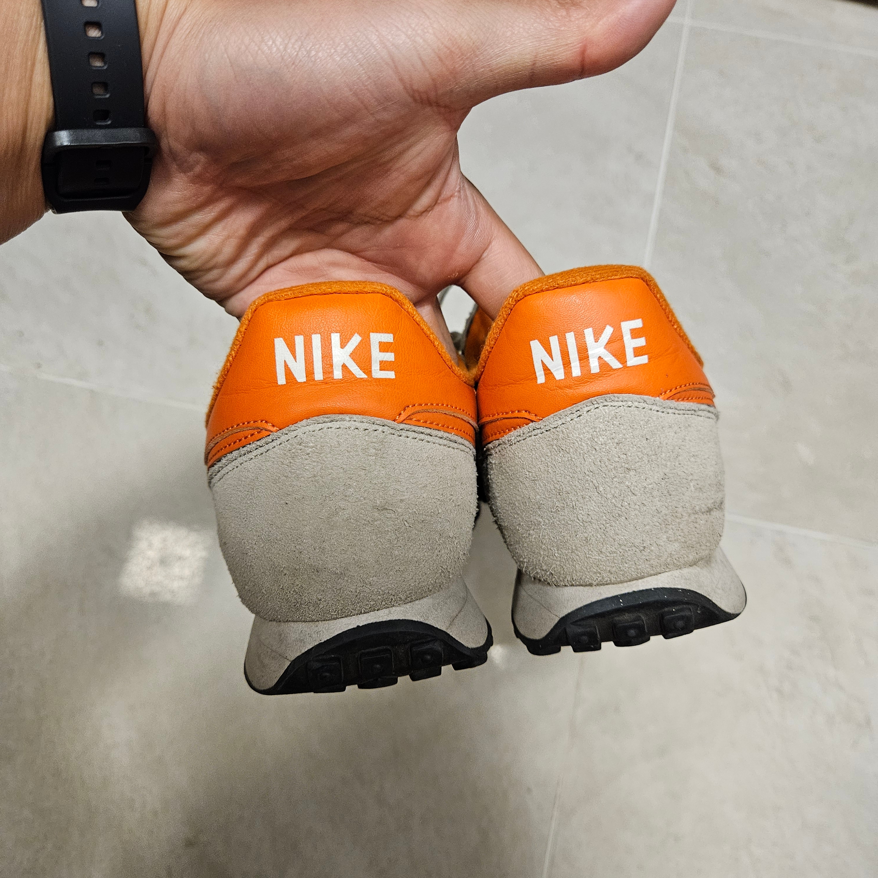 Nike Challenger OG Light Bone Starfish 착용 스타일