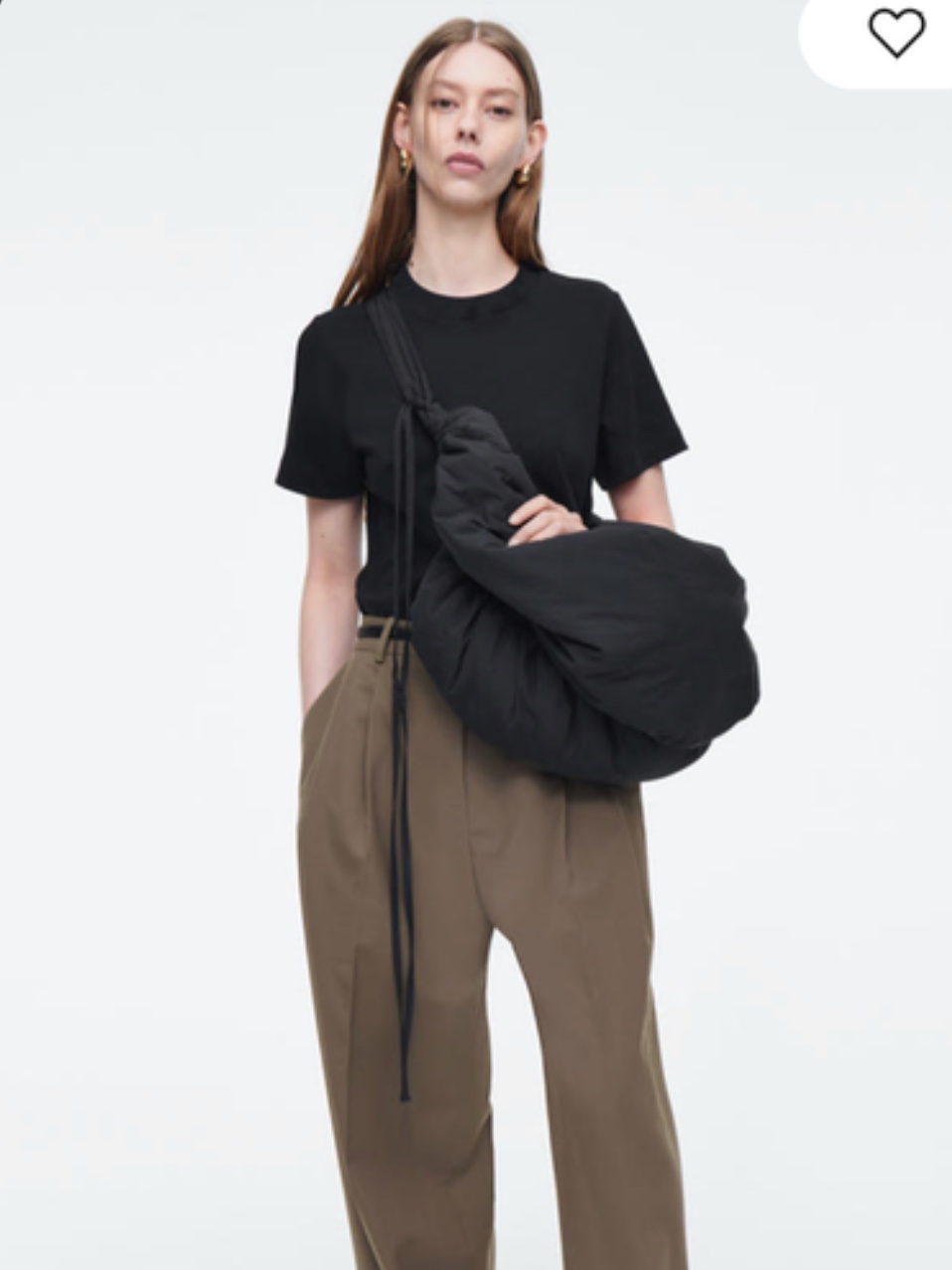 COS Canopy Nylon Oversized Crossbody Bag Black 착용 스타일 - 3