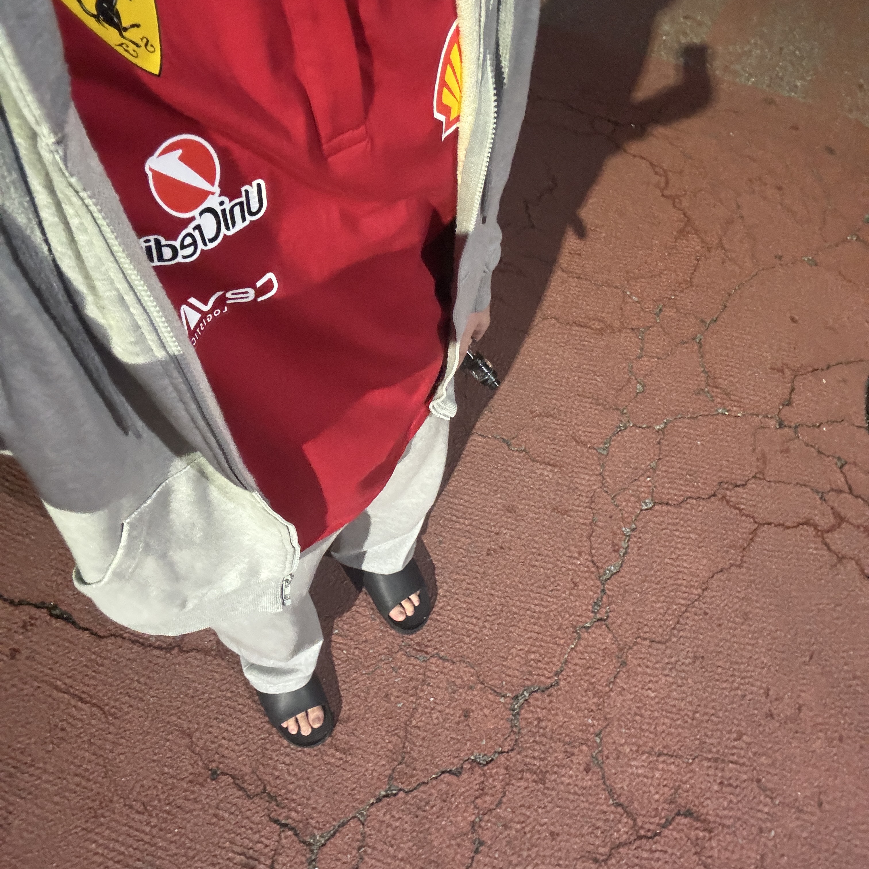 Scuderia Ferrari x Puma 2025 Team Polo Dark Cherry 착용 스타일