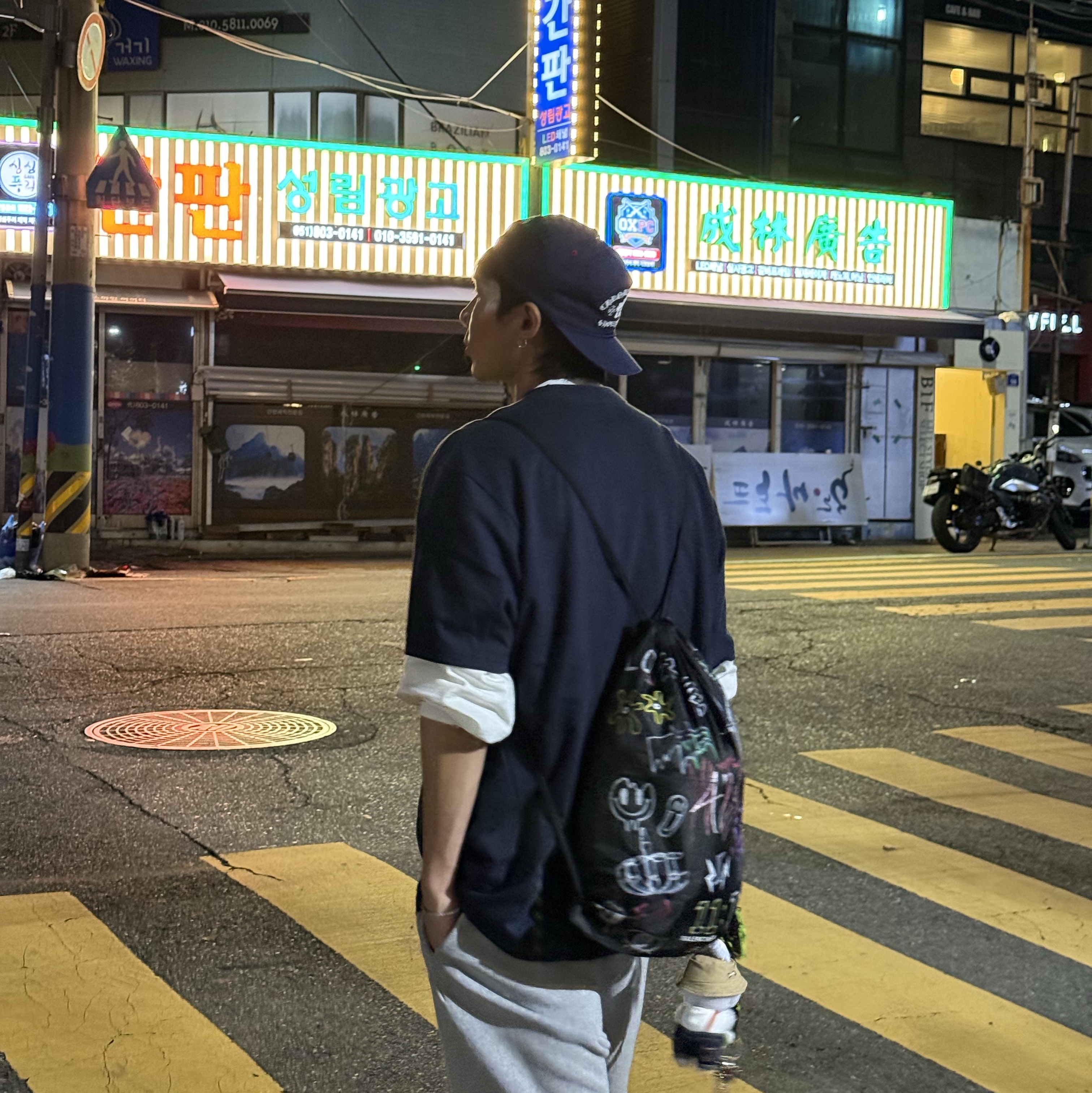 Chrome Hearts Gas Station Cemetery Trucker Hat Navy 착용 스타일 - 2