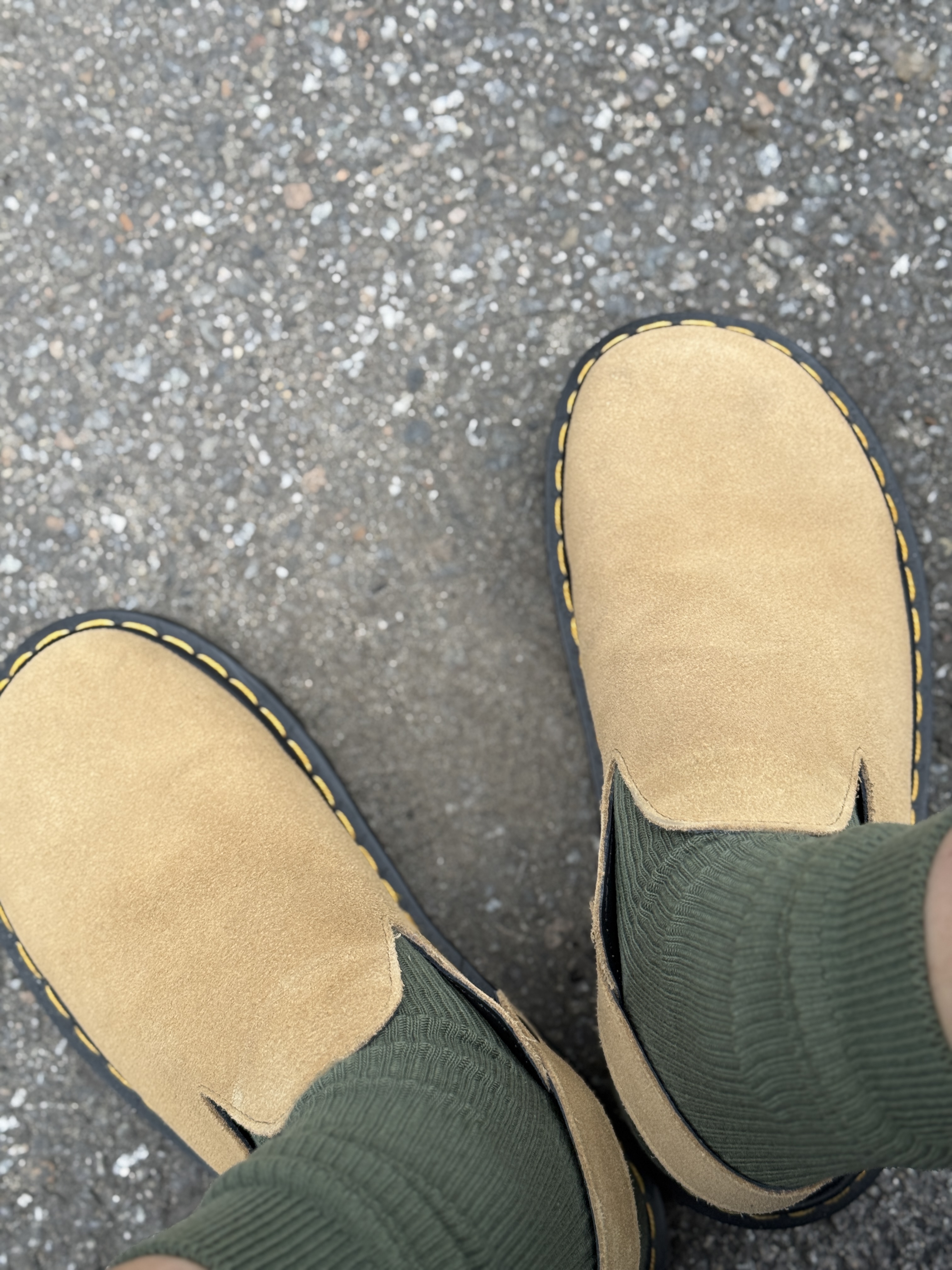 Dr. Martens Zebzag Mules Savannah Tan, Starbucks x BAPE Baby Milo Keychain 착용 스타일 - 9