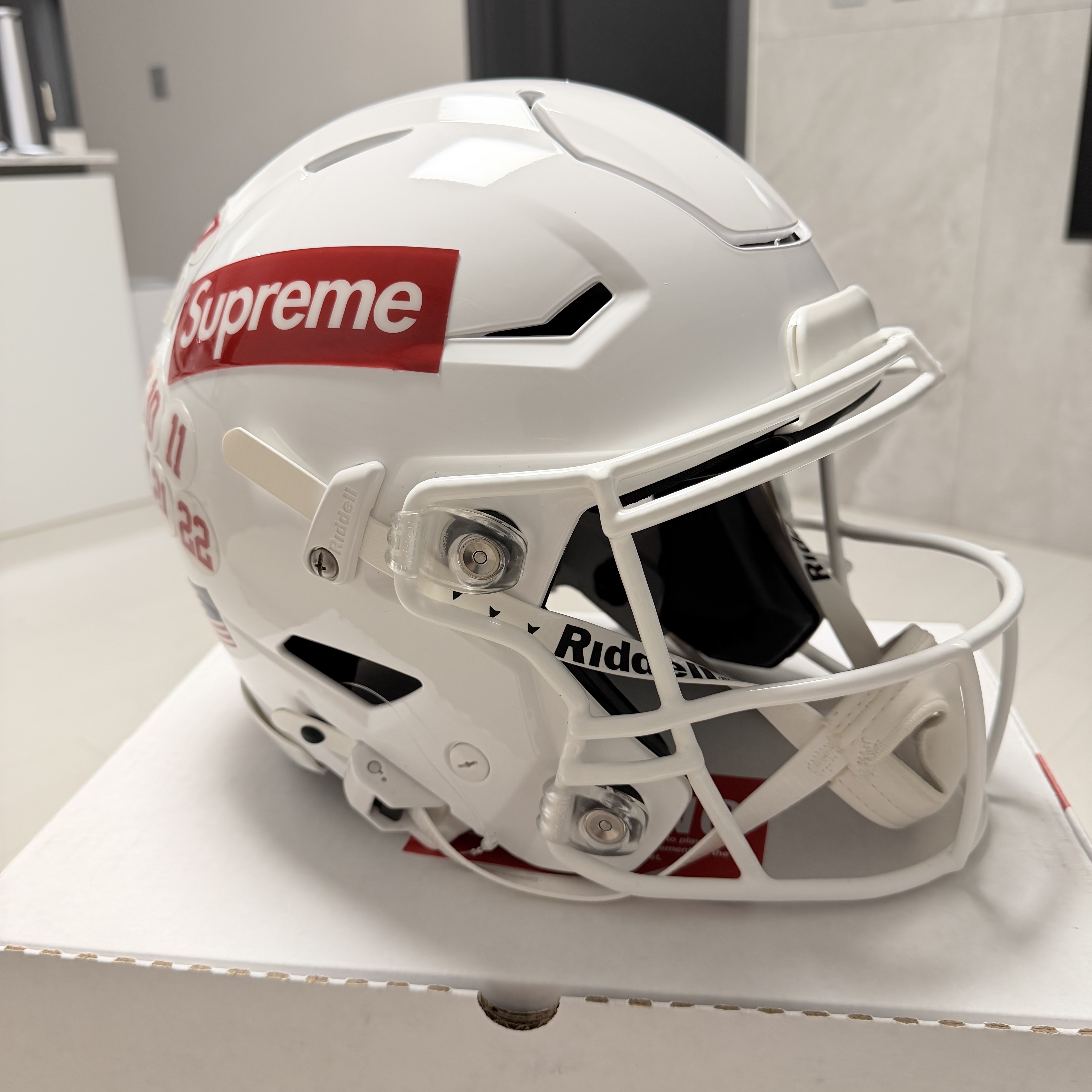 Supreme x Riddell SpeedFlex Helmet White - 25FW 착용 스타일 - 4