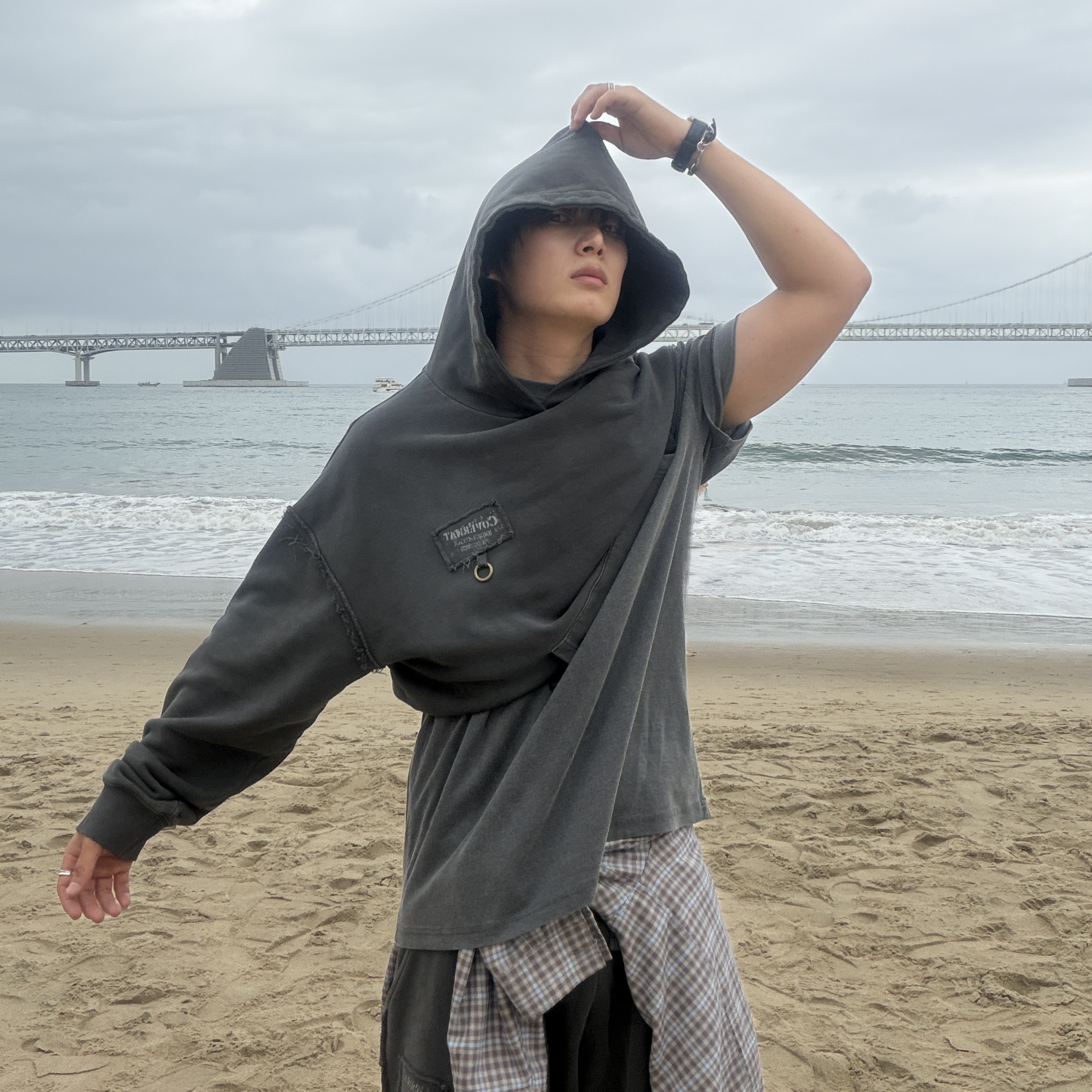 Covernat X Undermycar Destroyed Patch Sweatshirt Charcoal, Covernat X Undermycar Destroyed Patch Sweatpants Charcoal 착용 스타일 - 3