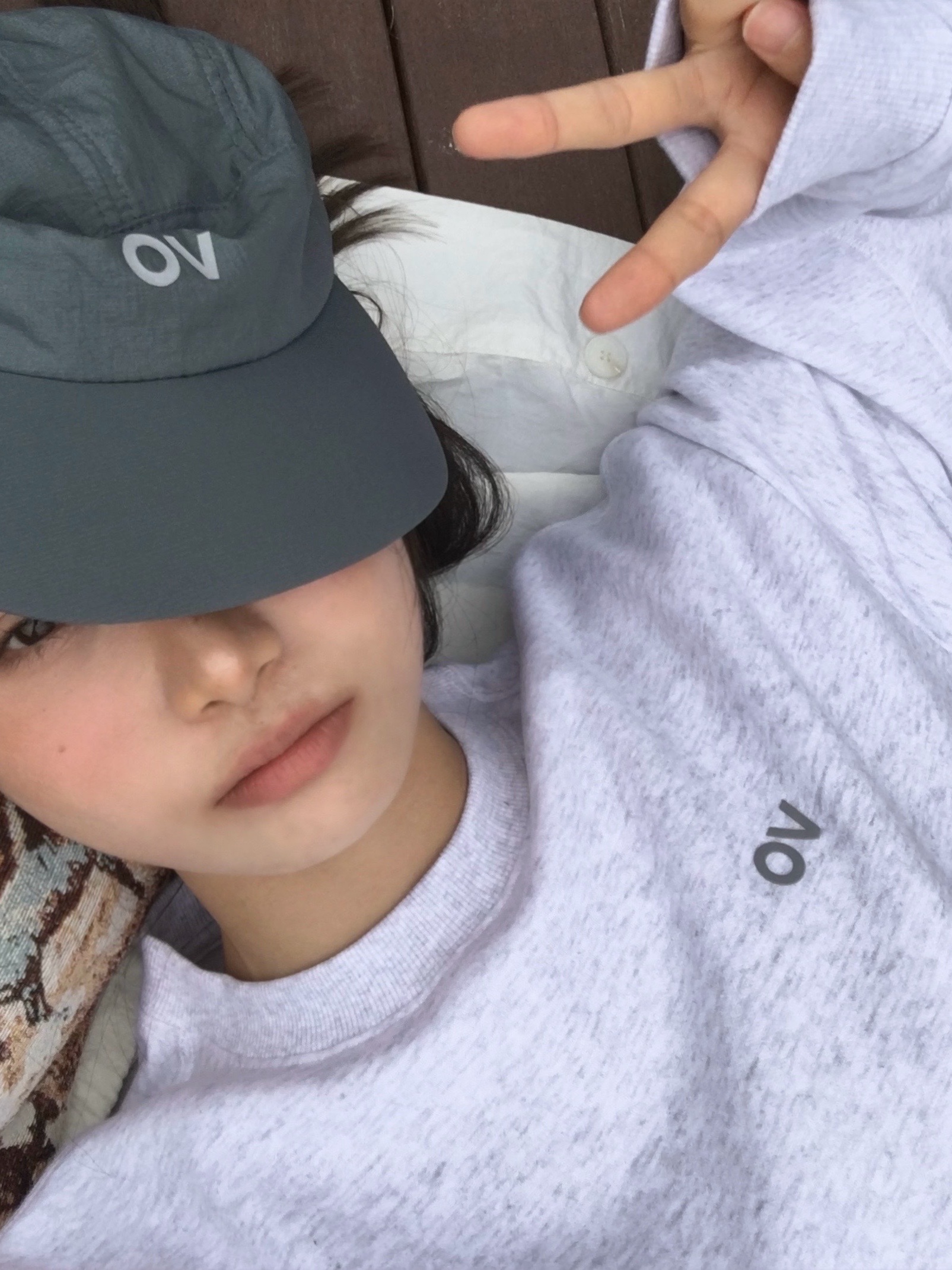 Outdoor Voices Technol-Ov™ Light Weight Cap Gray, Outdoor Voices Logo Sweatshirt Light Heather Gray 착용 스타일 - 3