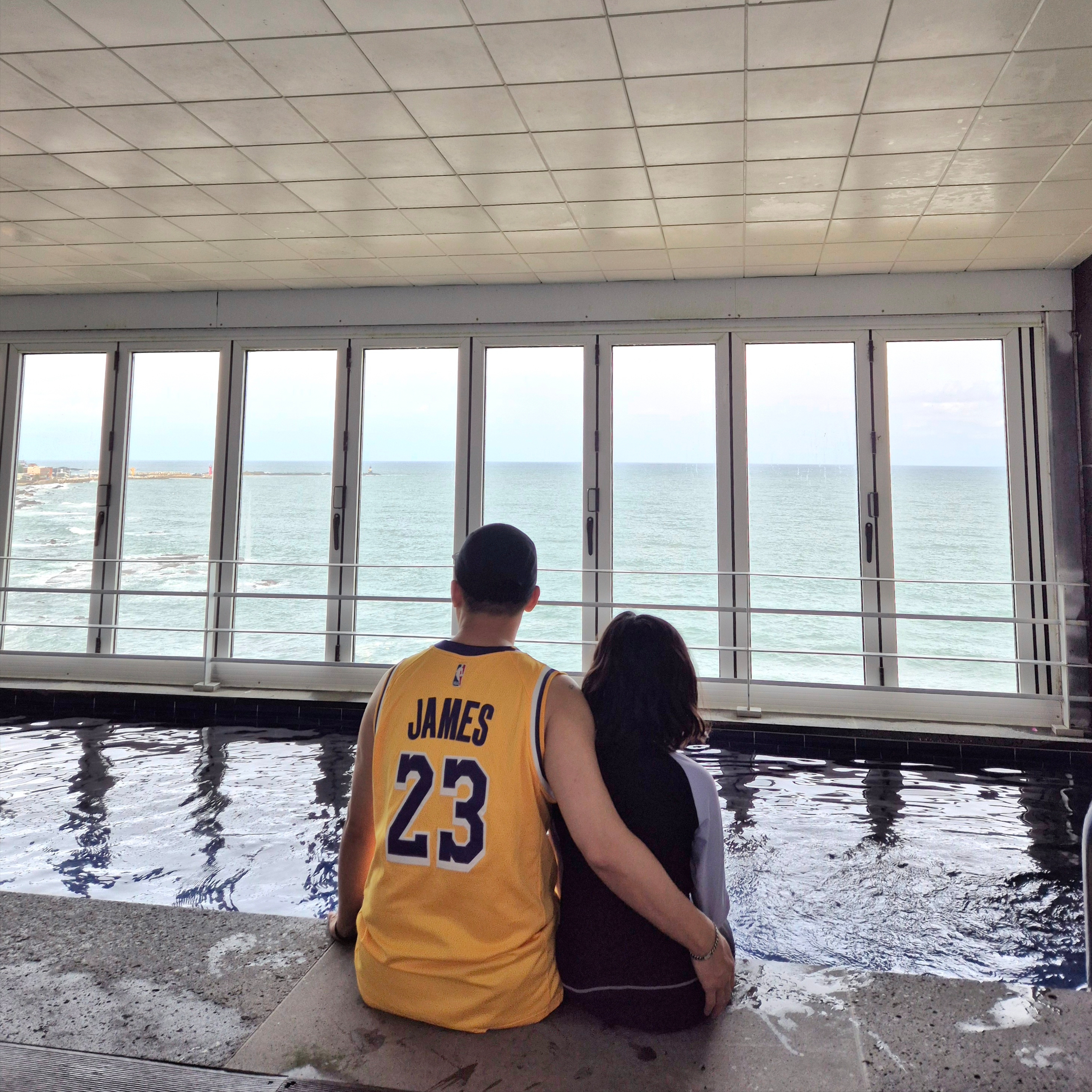 Nike LeBron James LA Lakers Icon Edition 2022/23 NBA Swingman Jersey Amarillo, Nike Dri-Fit Fly Unstructured Swoosh Cap Black 착용 스타일 - 1