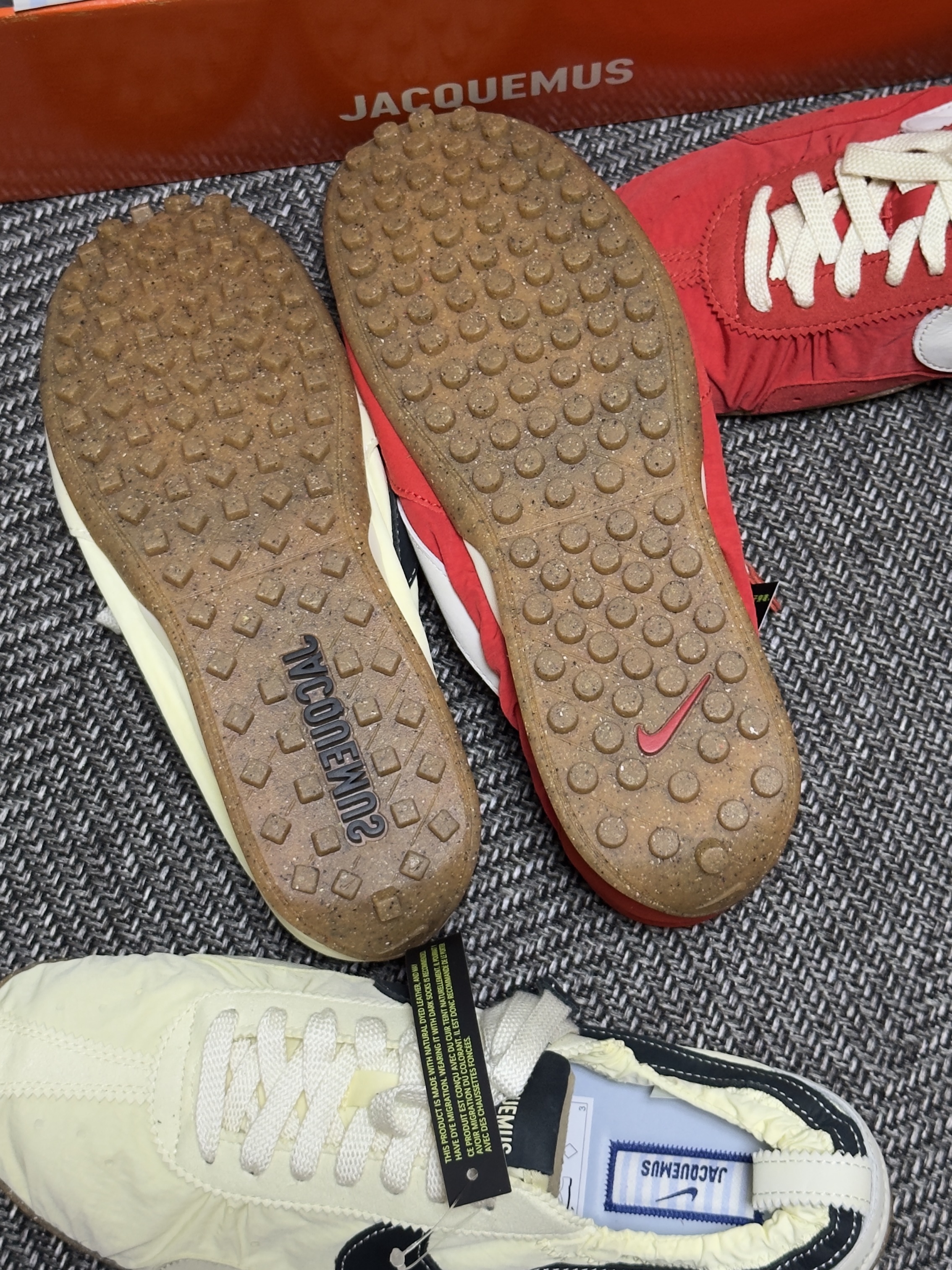Nike x Jacquemus Moon Shoe SP University Red and Bicycle Yellow, Nike x Jacquemus Moon Shoe SP Alabaster Off Noir 착용 스타일 - 3