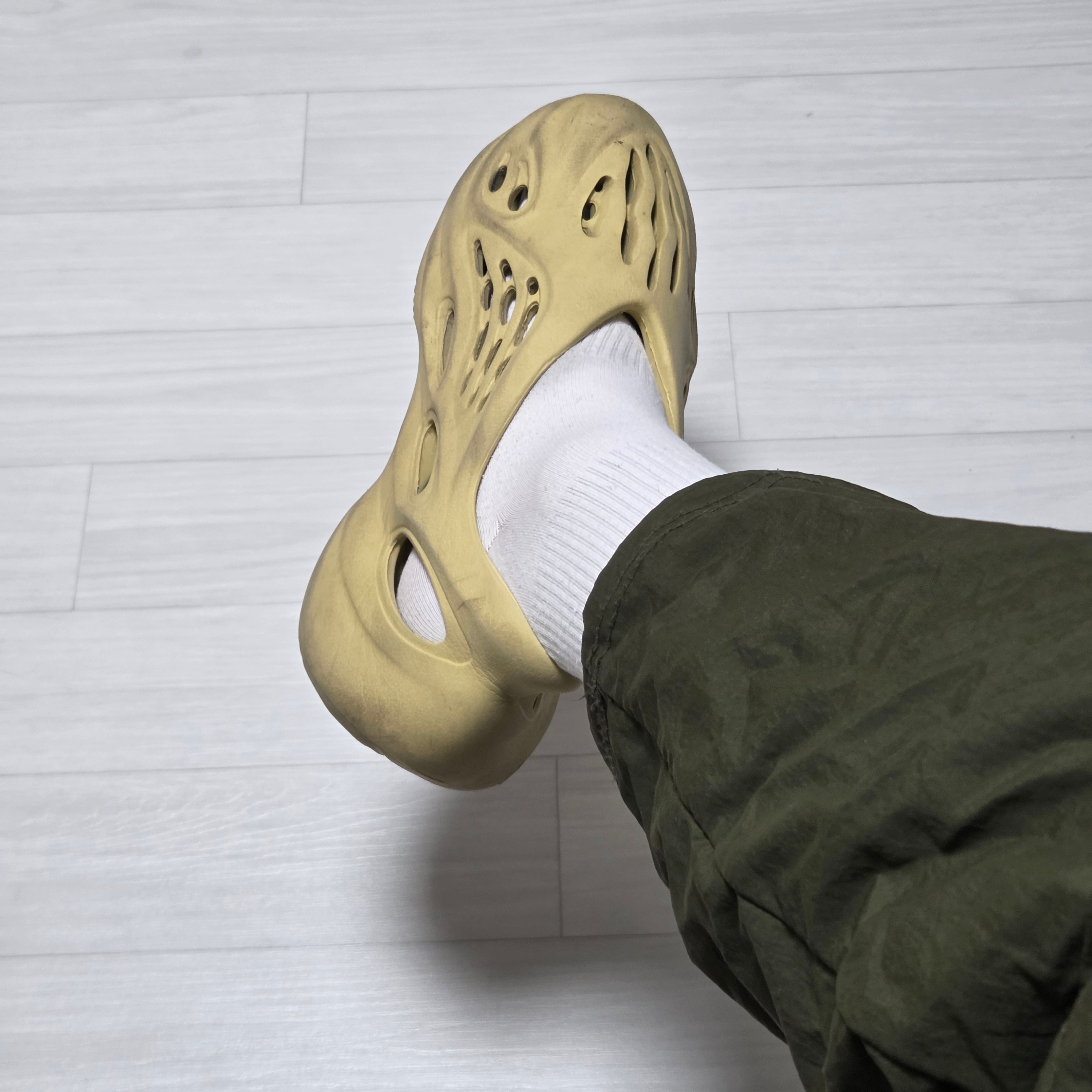 Adidas Yeezy Foam RNNR Sulfur 착용 스타일