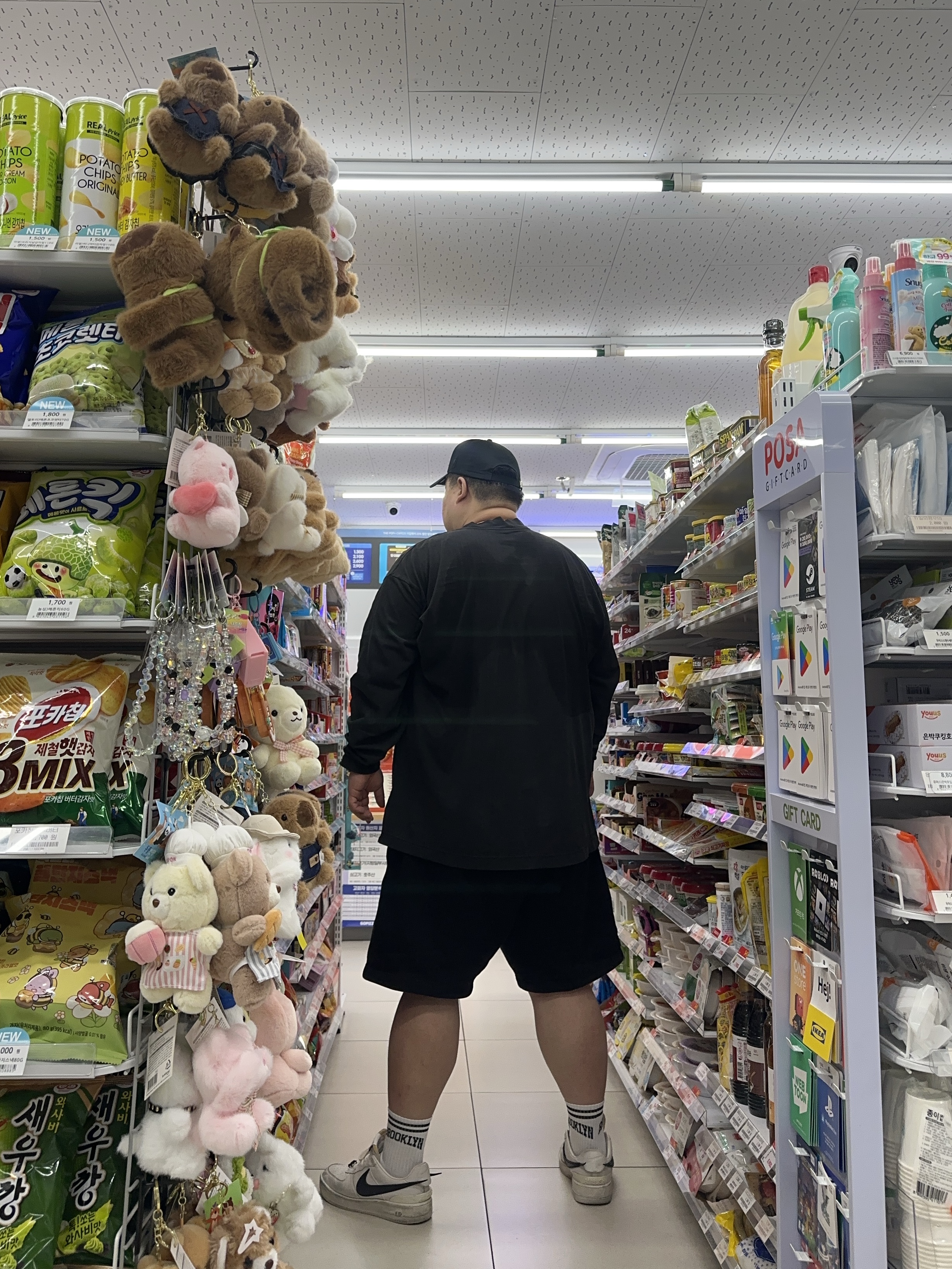 Essentials Fleece Soccer Short Black - 24FW, Yeezy Gap Engineered By Balenciaga Logo Long Sleeve T-Shirt Black 착용 스타일