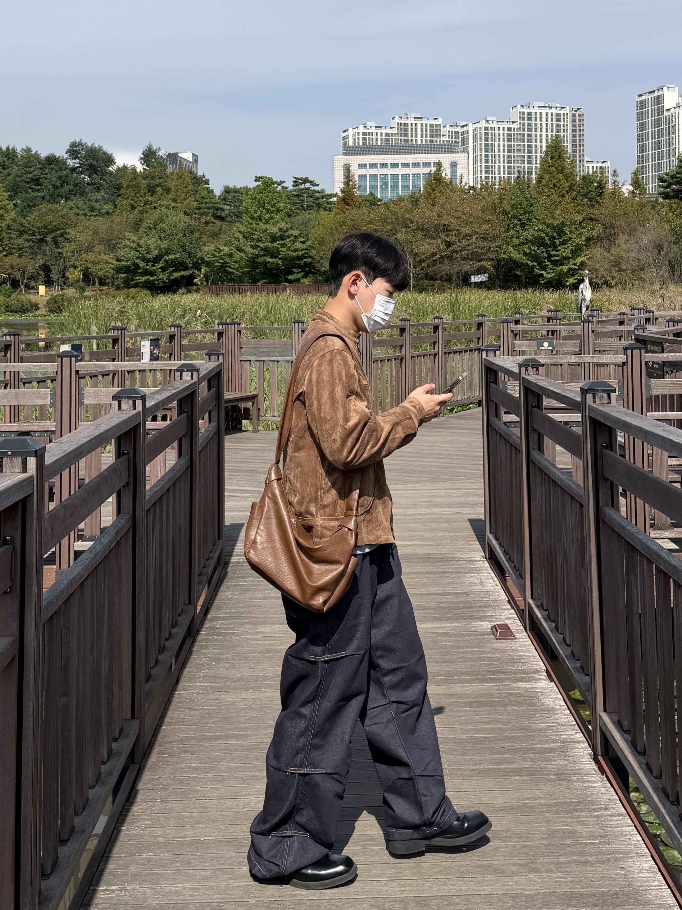 Yase Mud Horsehide Derby Black, Apple iPhone 16 Pro 256GB Natural Titanium (Korean Ver.) 착용 스타일 - 1