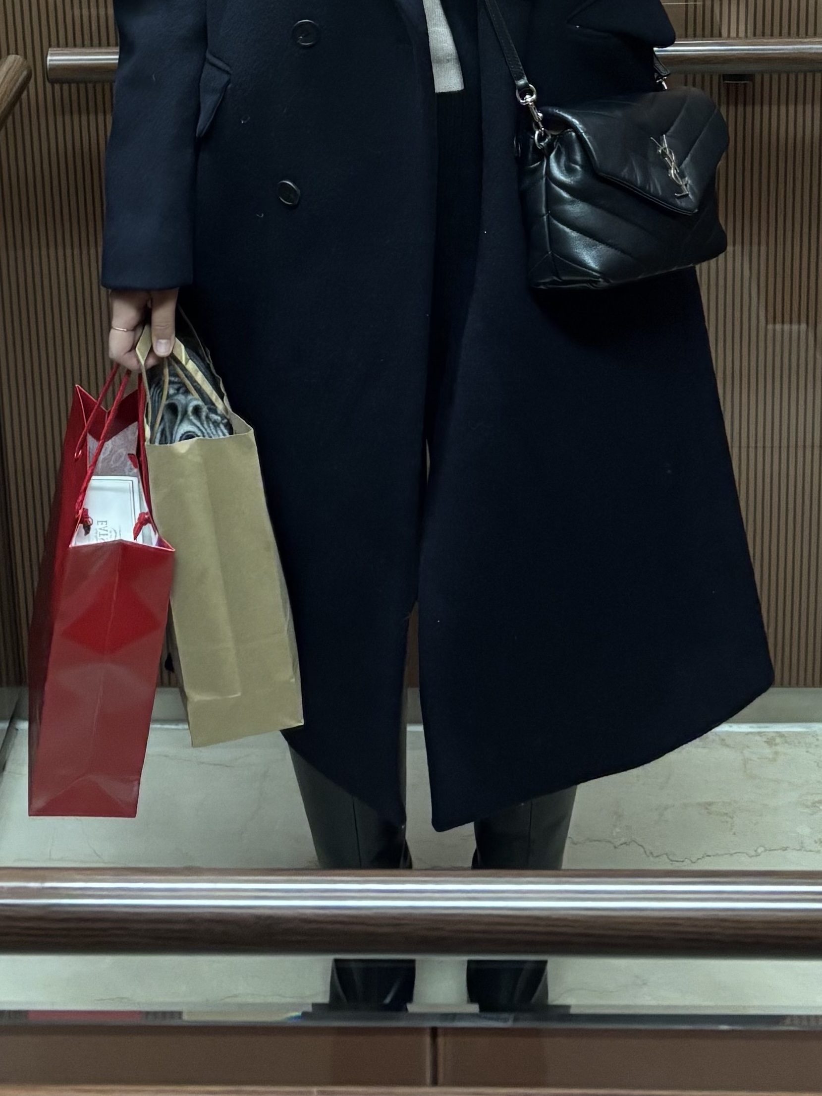 Saint Laurent Bronze Monogram Loulou Toy Bag in Matelasse Y Leather Black, AMI de Coeur Wool Cardigan Black 착용 스타일 - 4