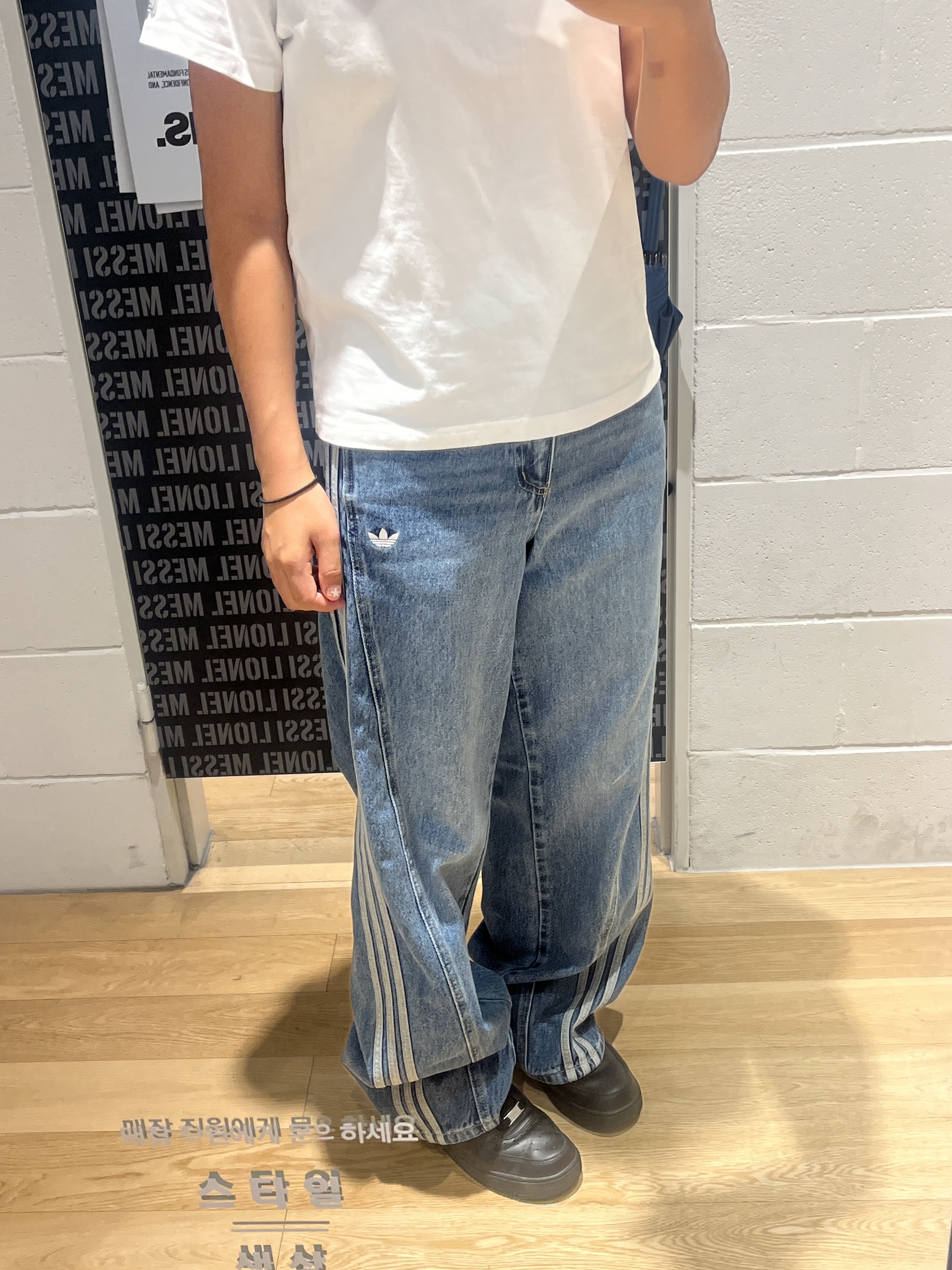 (W) Adidas Loose Denim Pants Medium Blue Denim - KR Sizing 착용 스타일