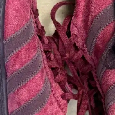Adidas Tobacco Gruen Collegiate Burgundy 착용 스타일