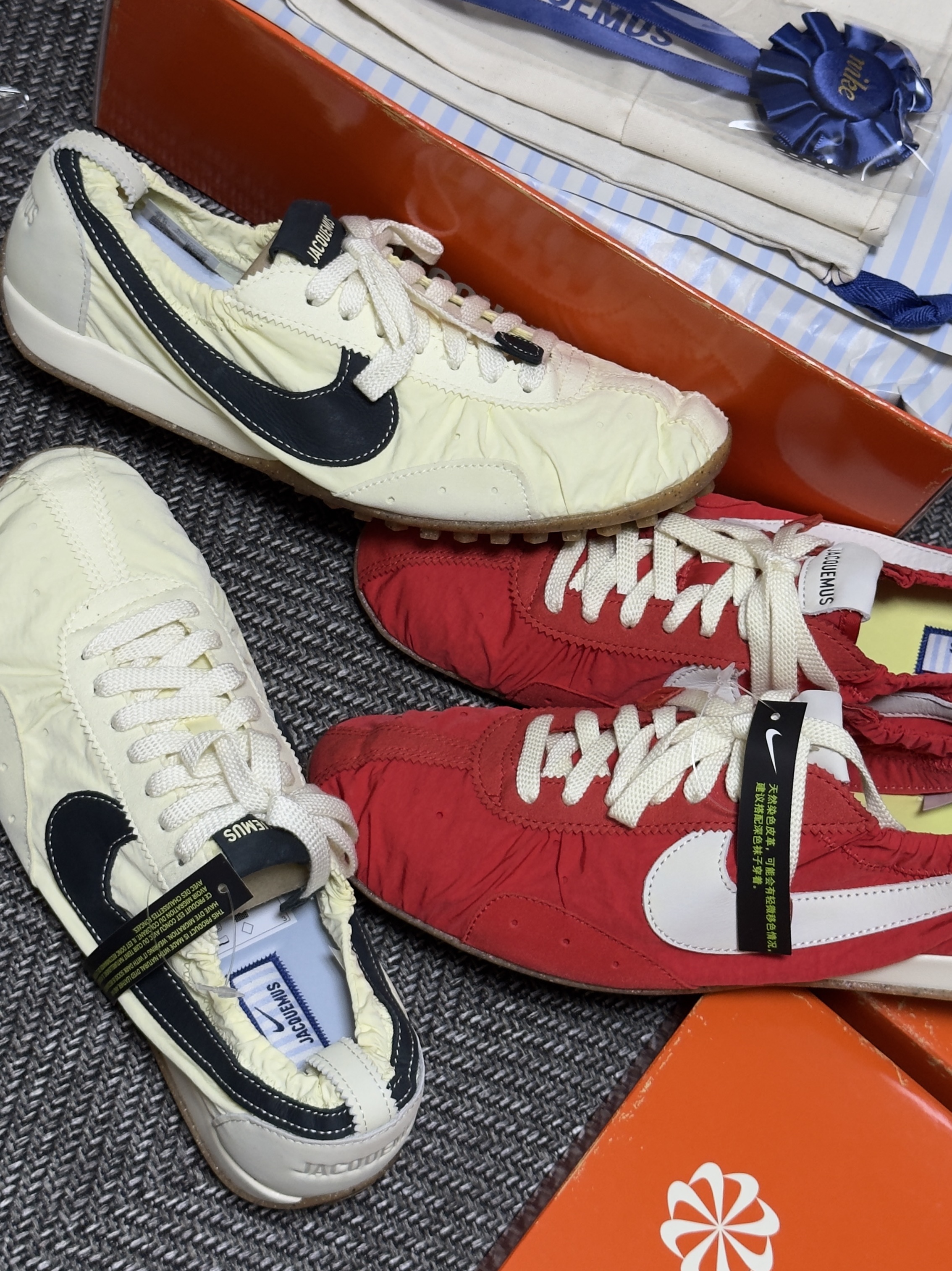 Nike x Jacquemus Moon Shoe SP University Red and Bicycle Yellow, Nike x Jacquemus Moon Shoe SP Alabaster Off Noir 착용 스타일 - 1