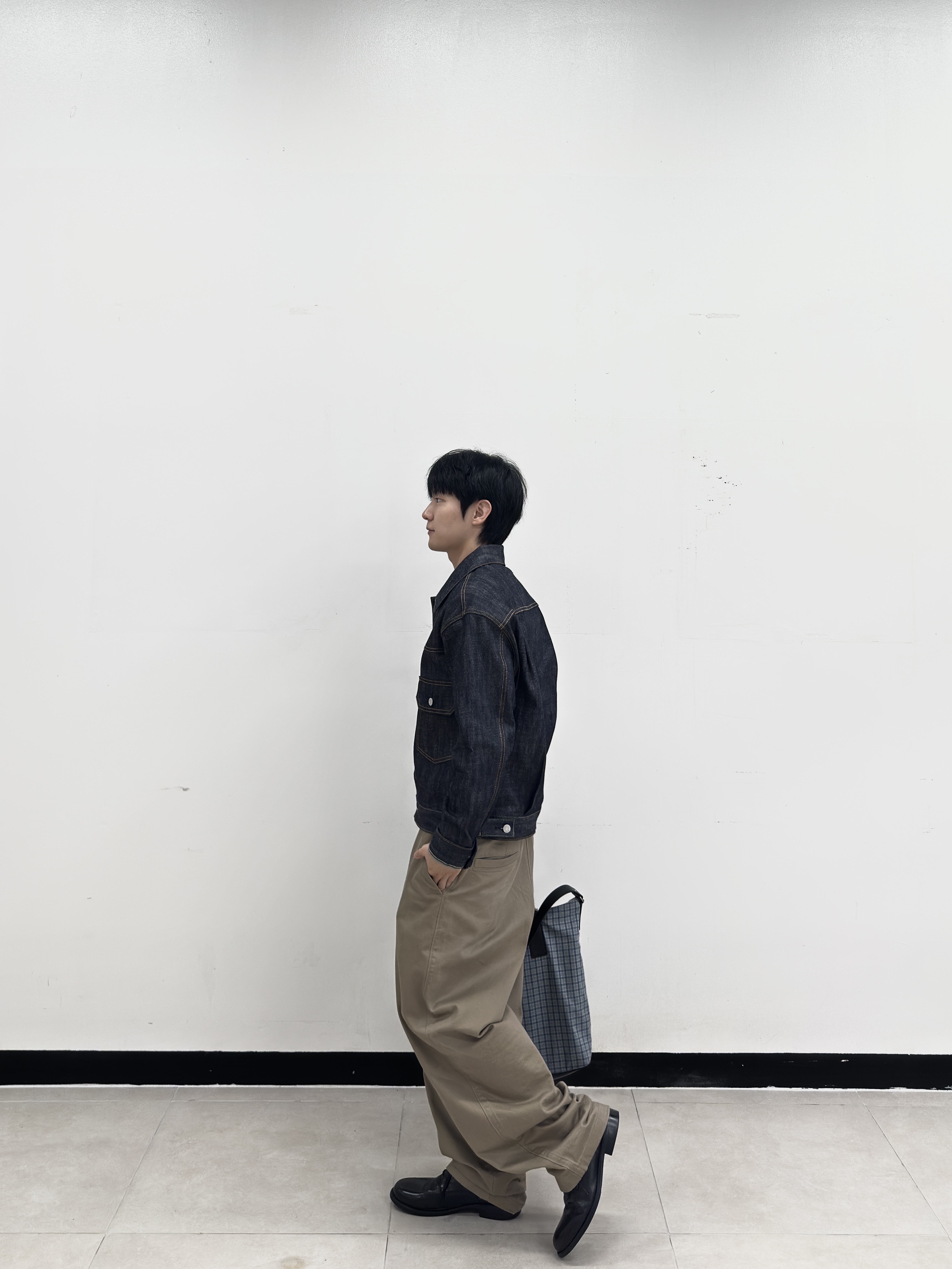 STU Selvedge Demim Jacket, Uniqlo U Wide FIt Chino Pants Brown 착용 스타일 - 4
